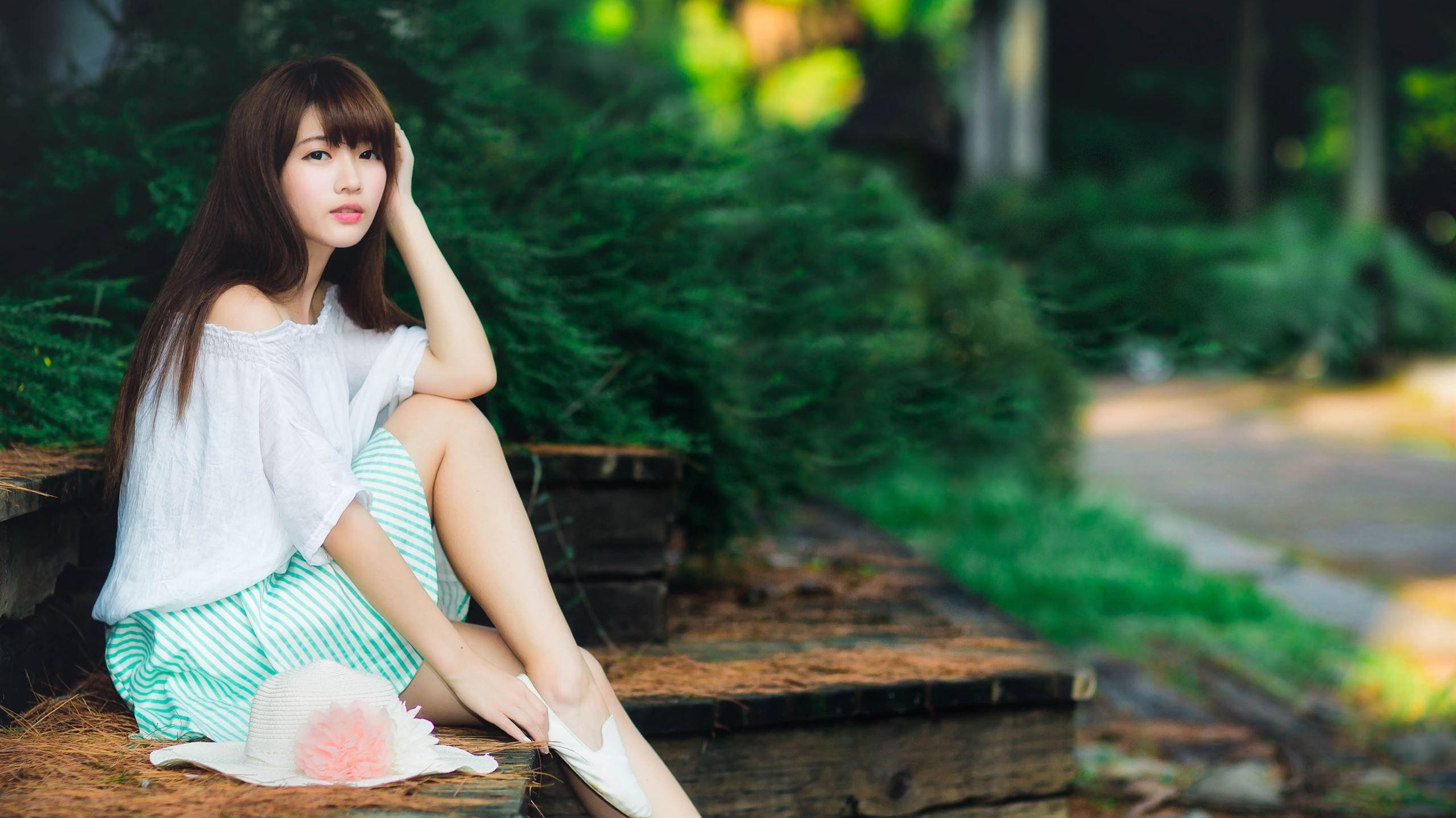 2560x1440 Cute Asian Girl MacBook Air Wallpaper Download