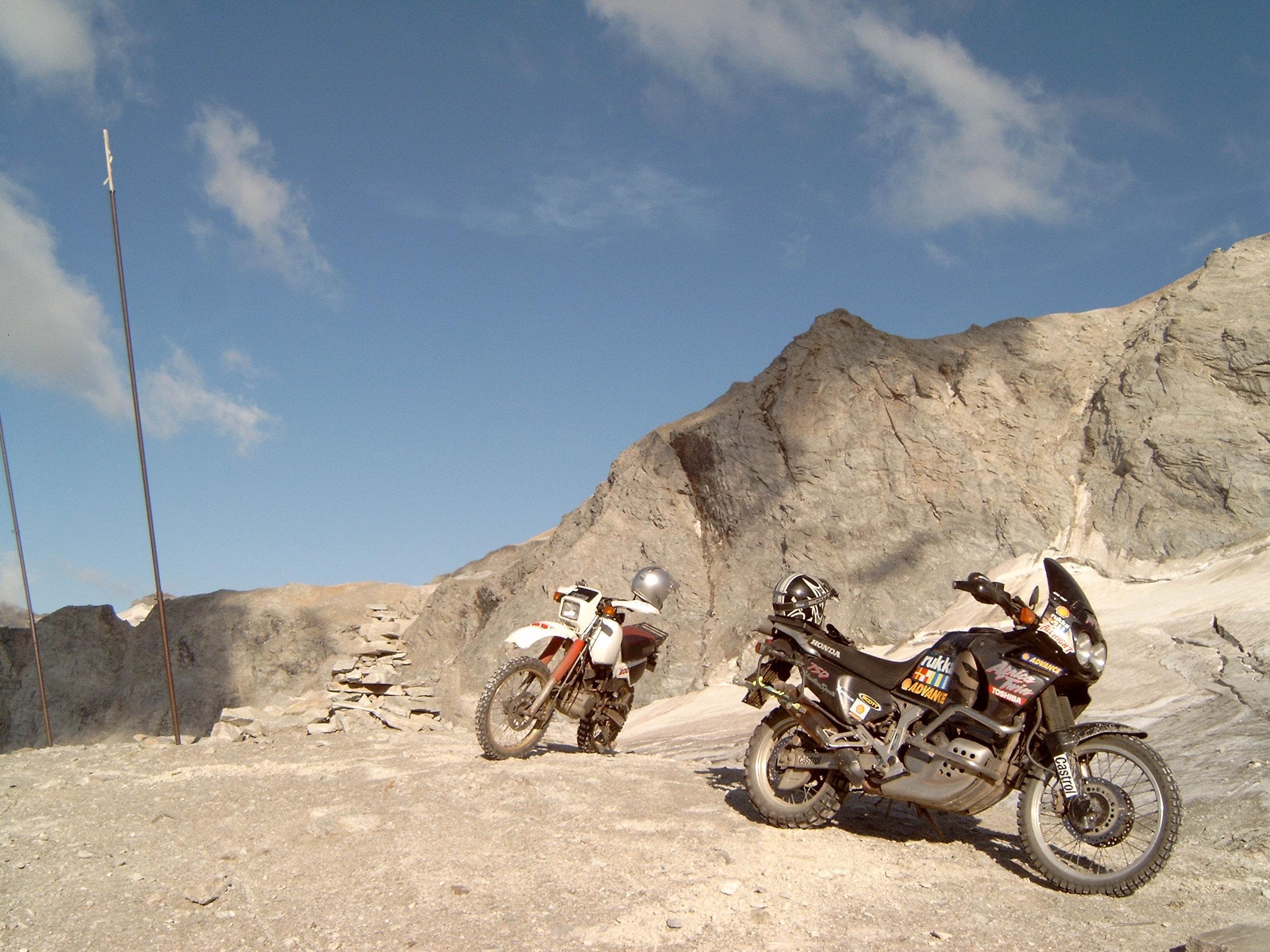 2272x1704 Honda XRV 750 Africa Twin picture. Honda photo gallery
