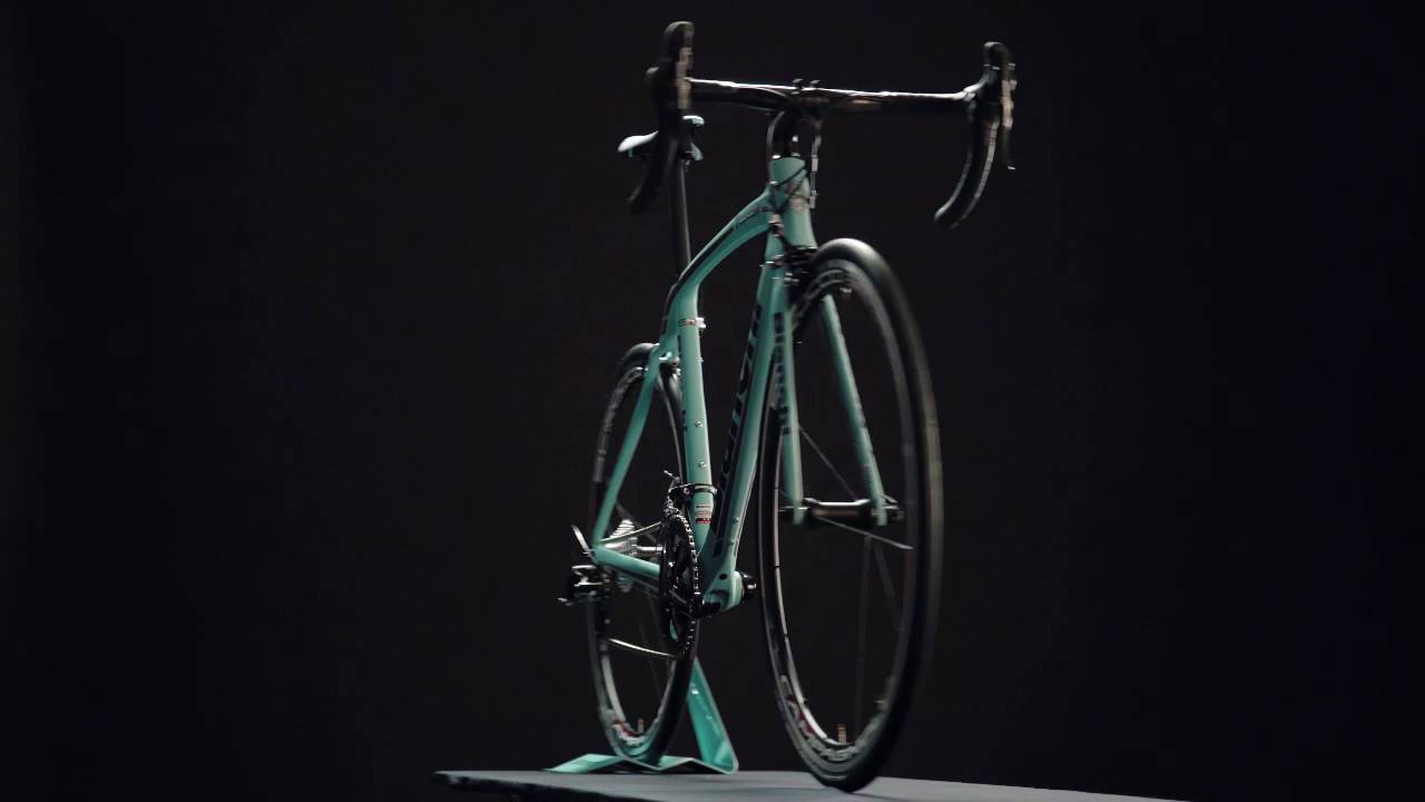 1280x720 BianchiStore.de Oltre XR.1 Campagnolo Potenza 360 Grad Ansicht