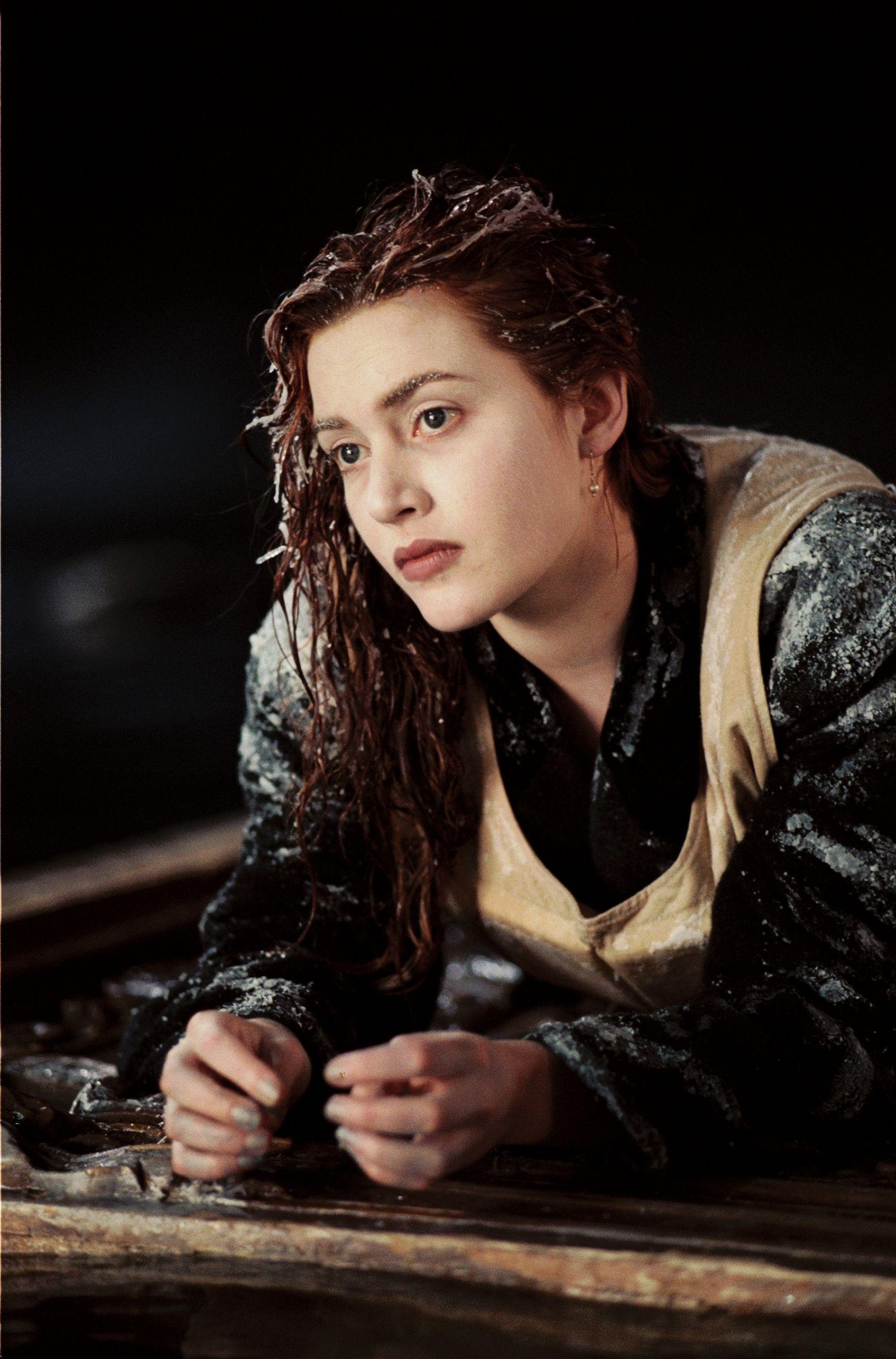 1689x2560 Wallpaper Rose Dawson