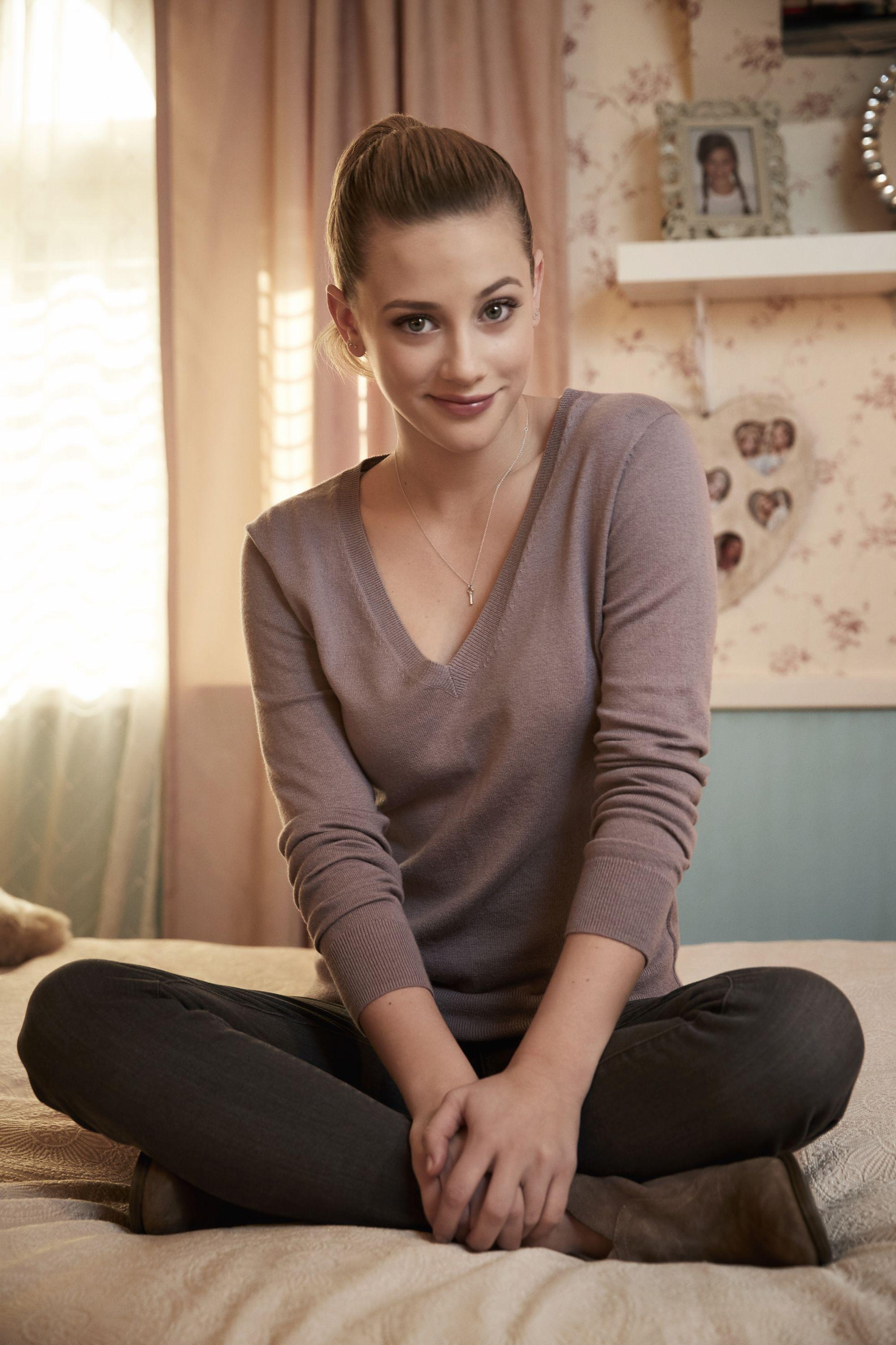 2000x3000 Lili Reinhart as Betty Cooper (2017 TV series) photo