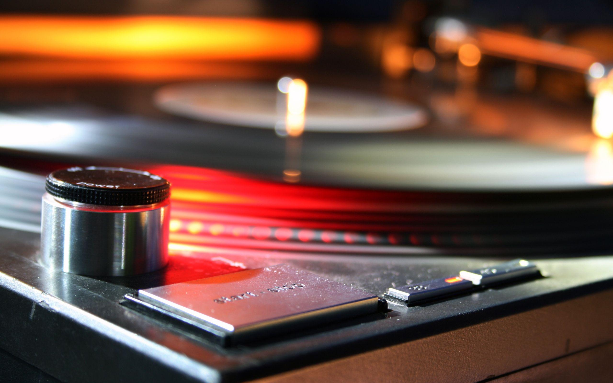 2560x1600 Turntable Clock MacBook Air Wallpaper Download