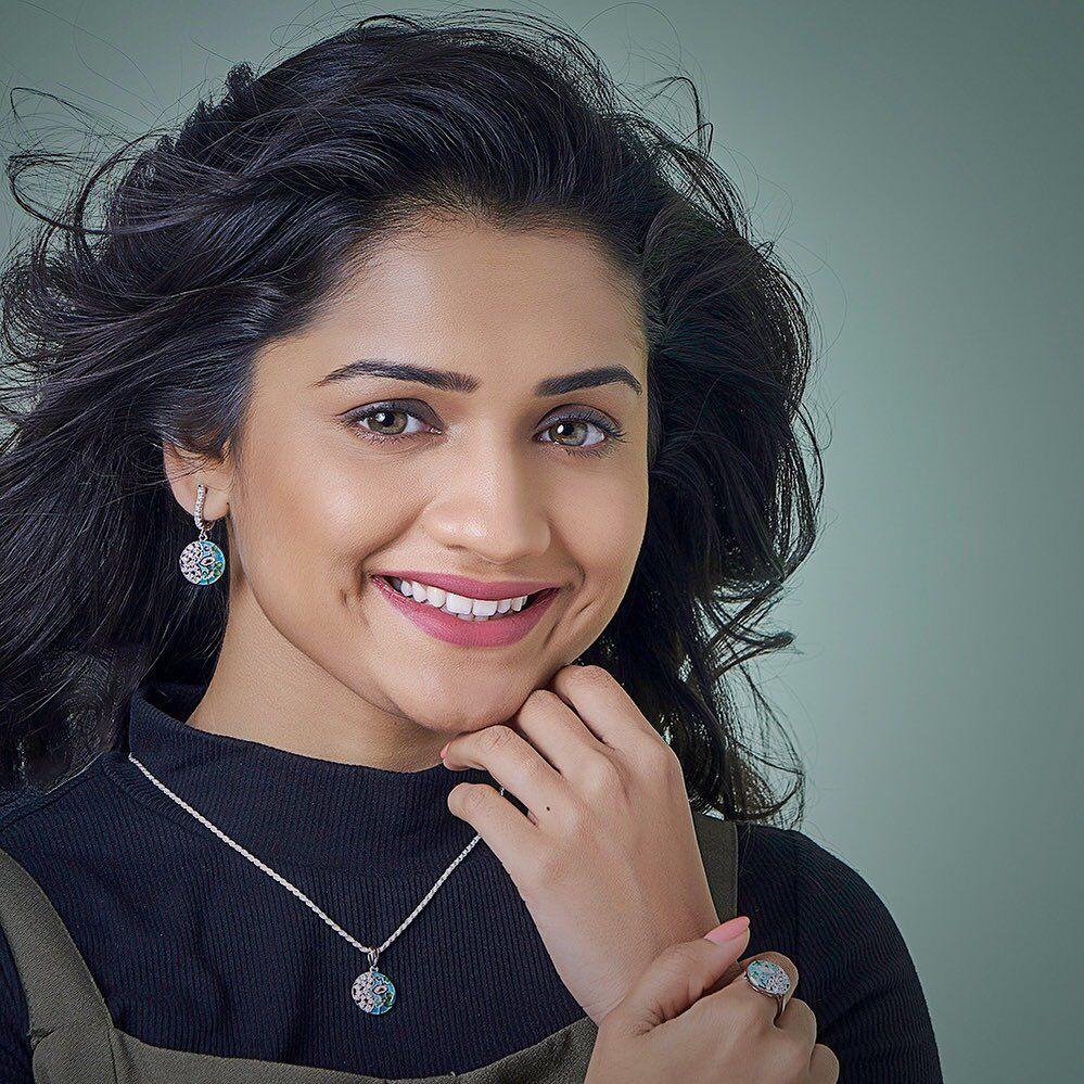 999x999 Hruta Durgule, Biography, News, Age, Photo & Videos