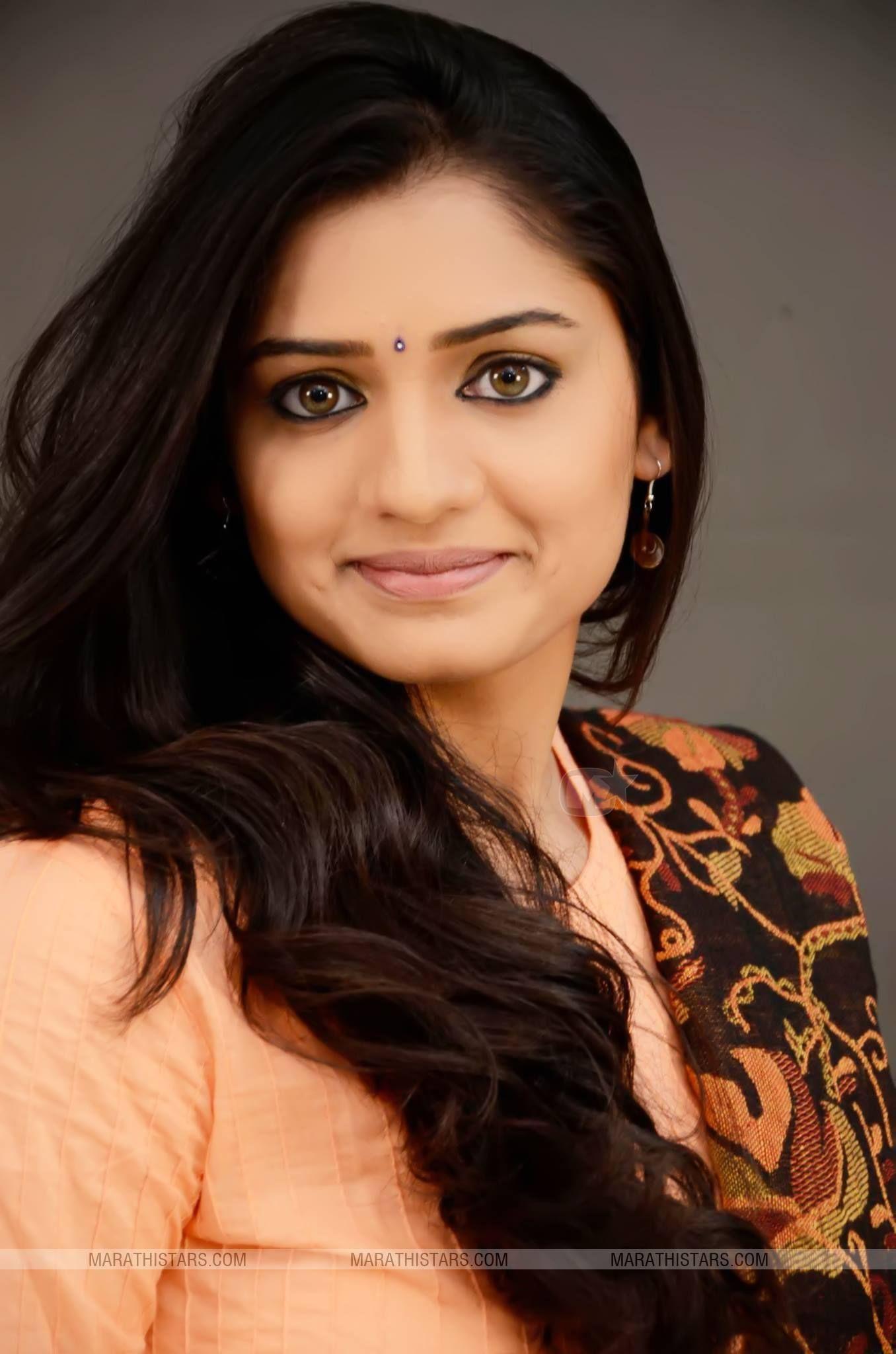 1356x2048 Marathi Actress Wallpaper
