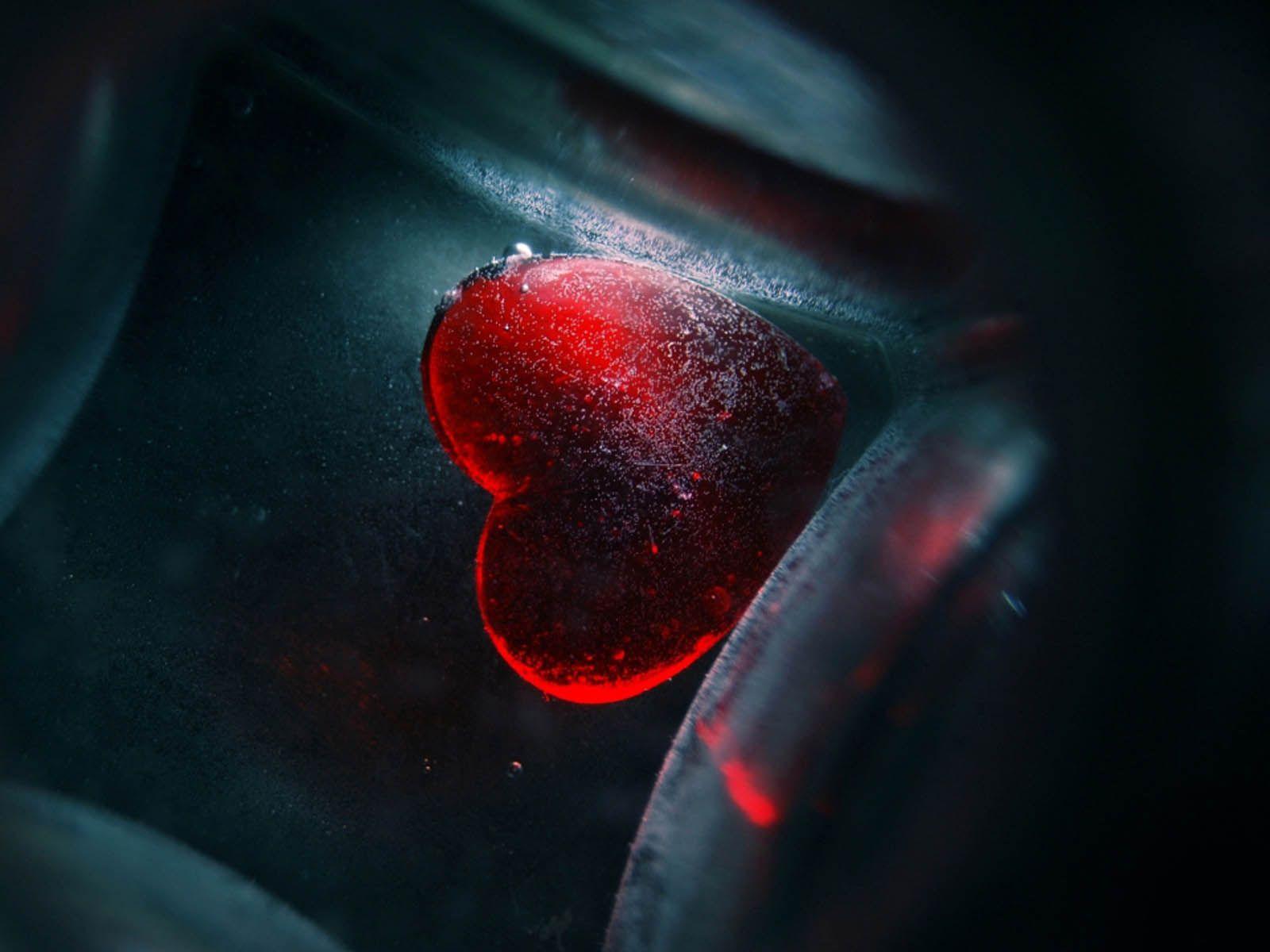 1600x1200 Crystal Red Hearts nature wallpaper