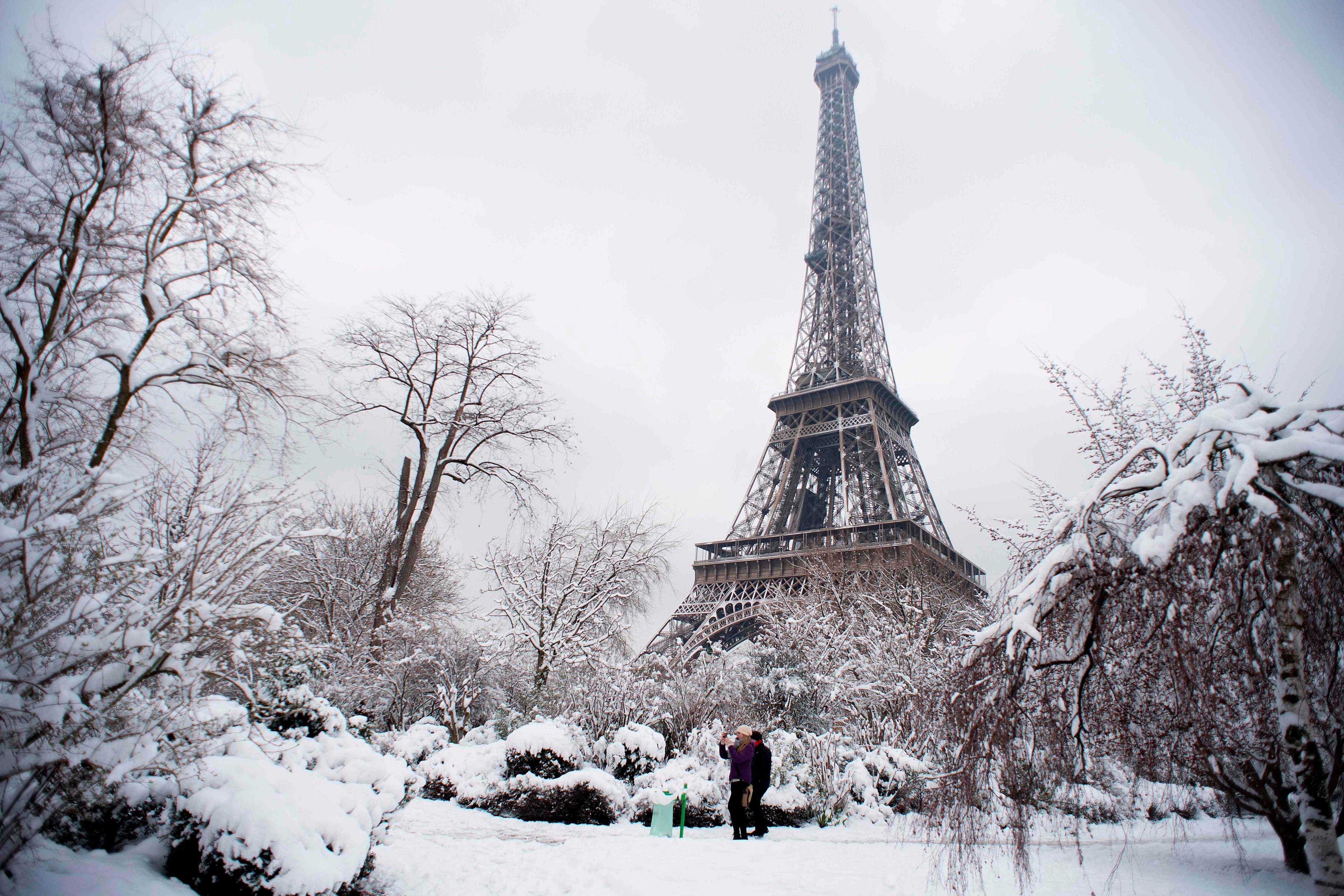 5000x3333 The biggest snow in decades just fell in Paris. Here's what it looked like. Paris in autumn, Paris snow, Paris