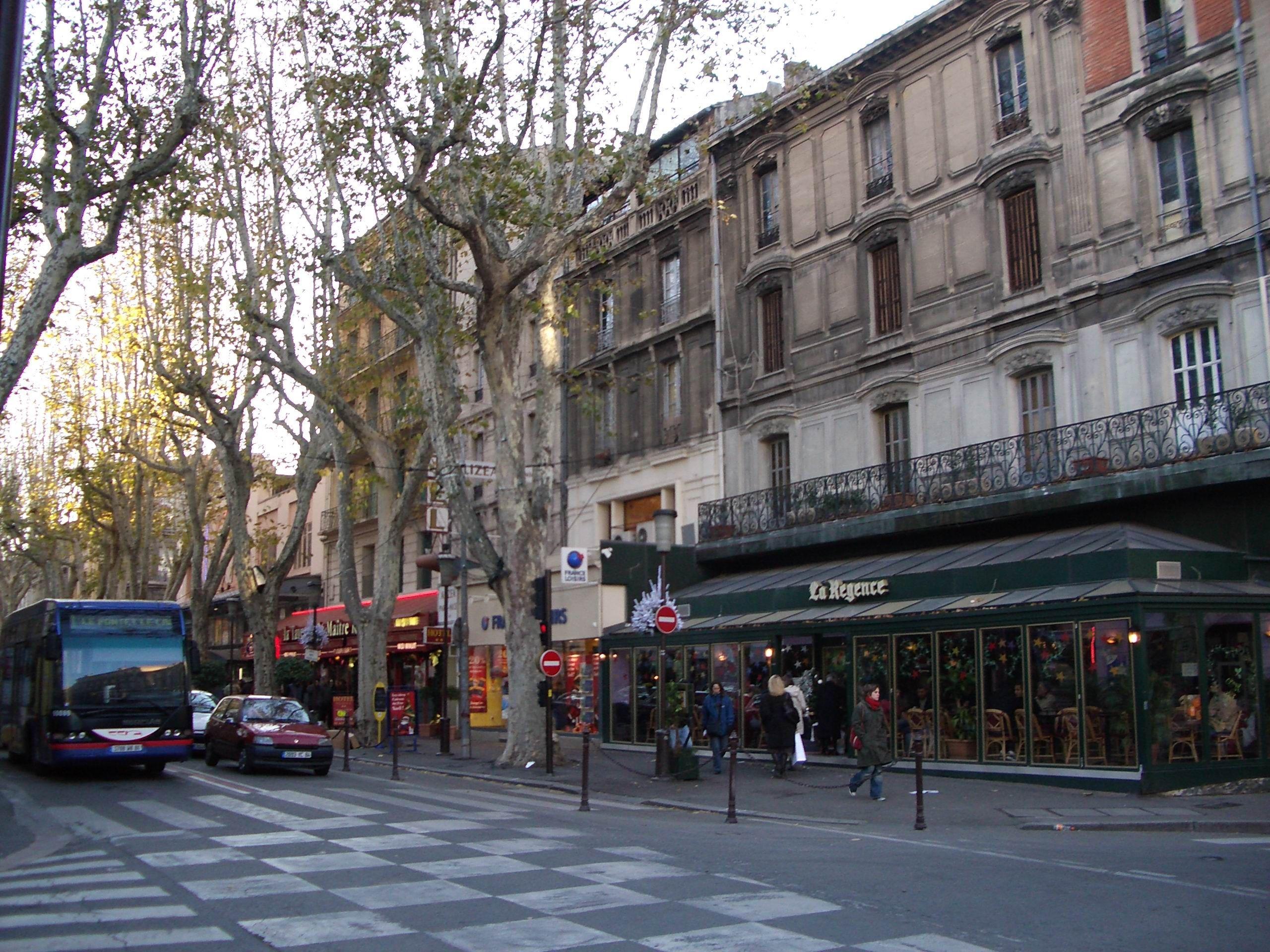 2560x1920 Paris Street Wallpaper