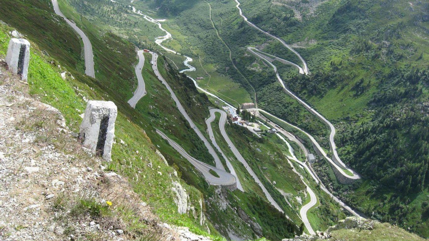 1366x768 Mountain: Steep Serpentine Mountain Road Hotel Cars Wallpaper