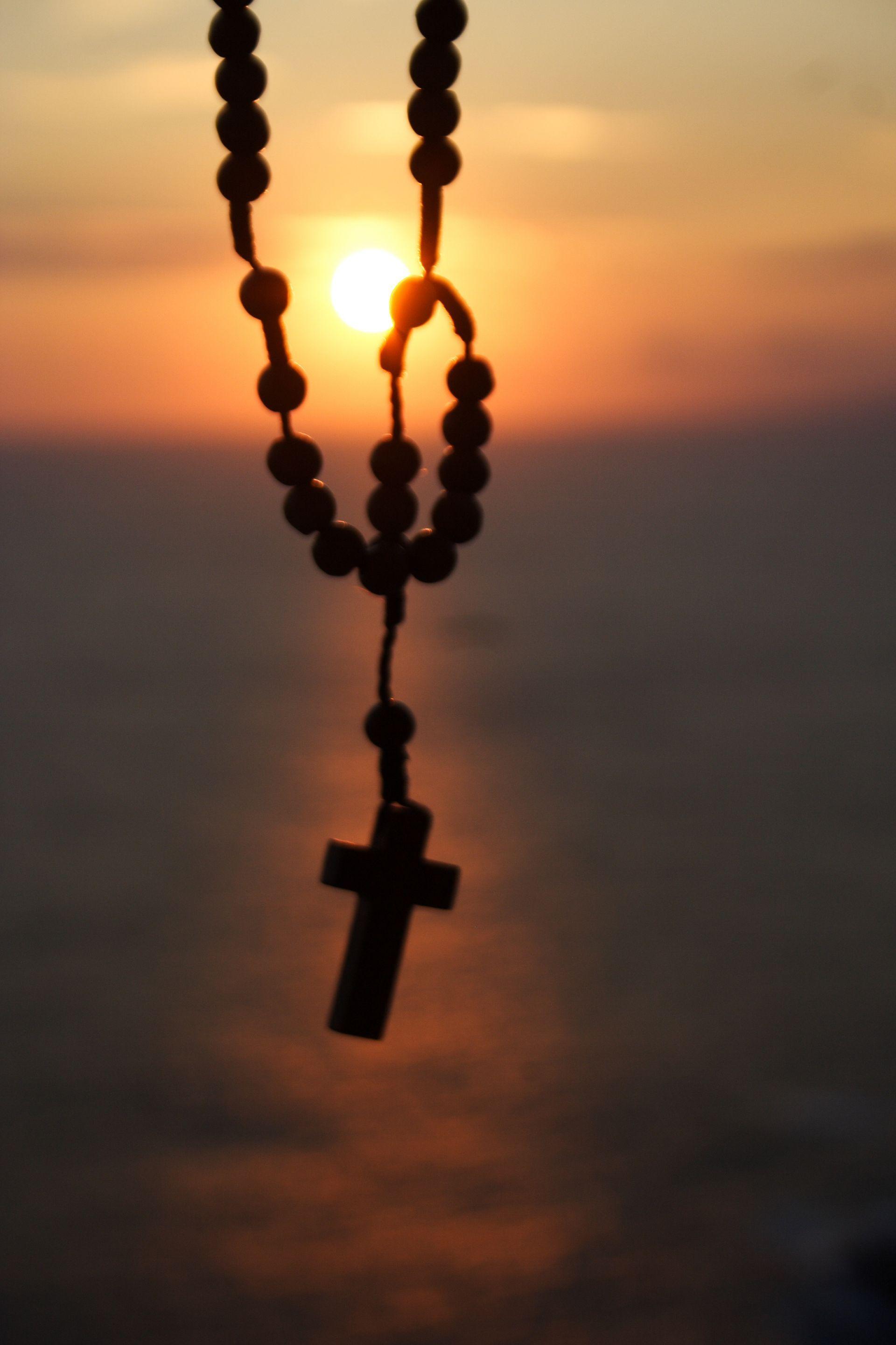 1920x2880 Imagen católica: rosario, sol, virgen, creacion, đức tin, tràng hạt - Cathopic.  Mao com terço, Papel de parede de cruz, Imagens de cruz