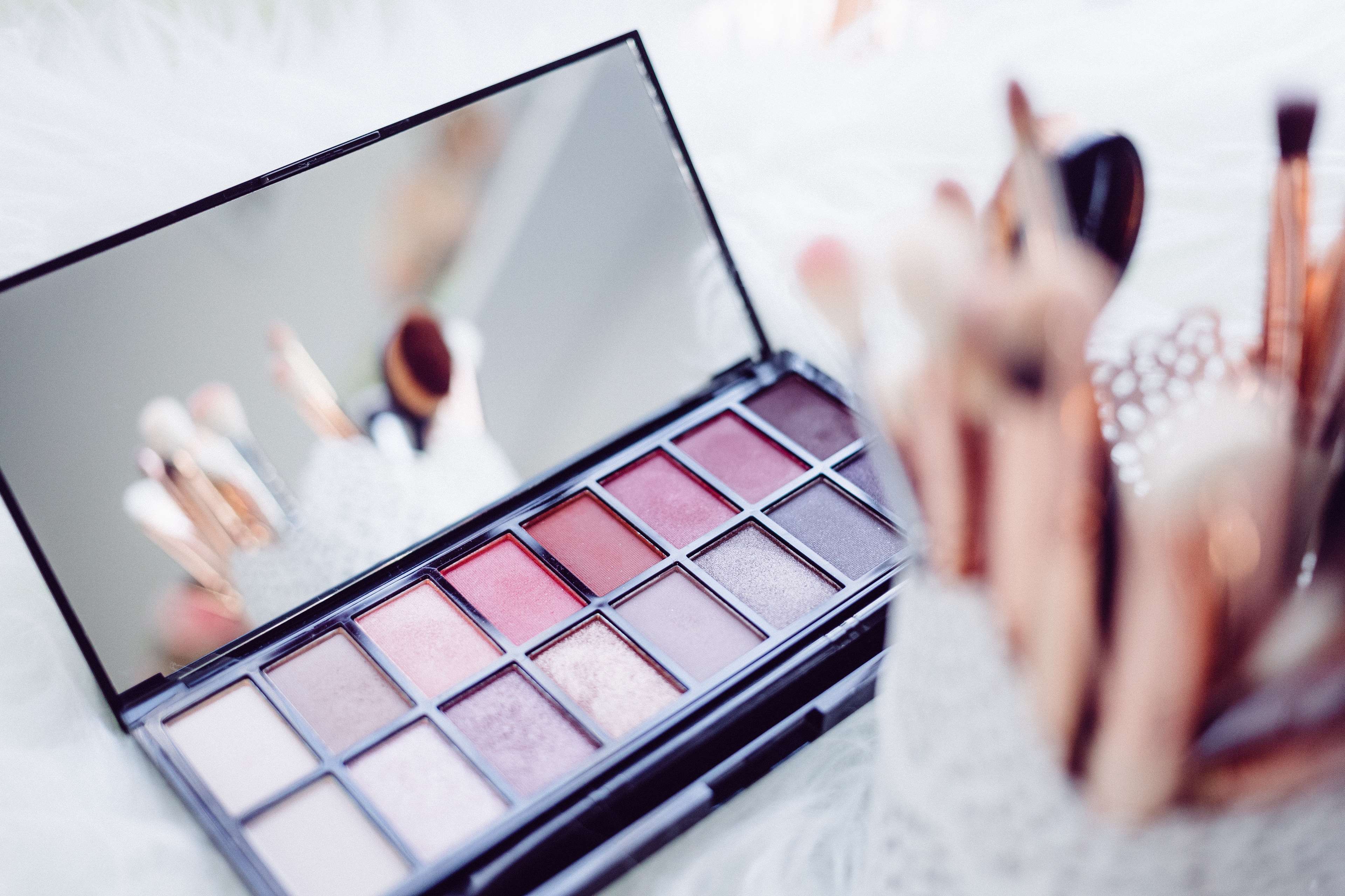 3840x2560 adult, beautiful, blur, brush, close up, color, cosmetics, fashion, female, girl, hand, indoors, lifestyle, make up, makeup, mirror, model, palette, people, person, powder, table, woman 4k wallpaper. Mocah.org HD Wallpaper