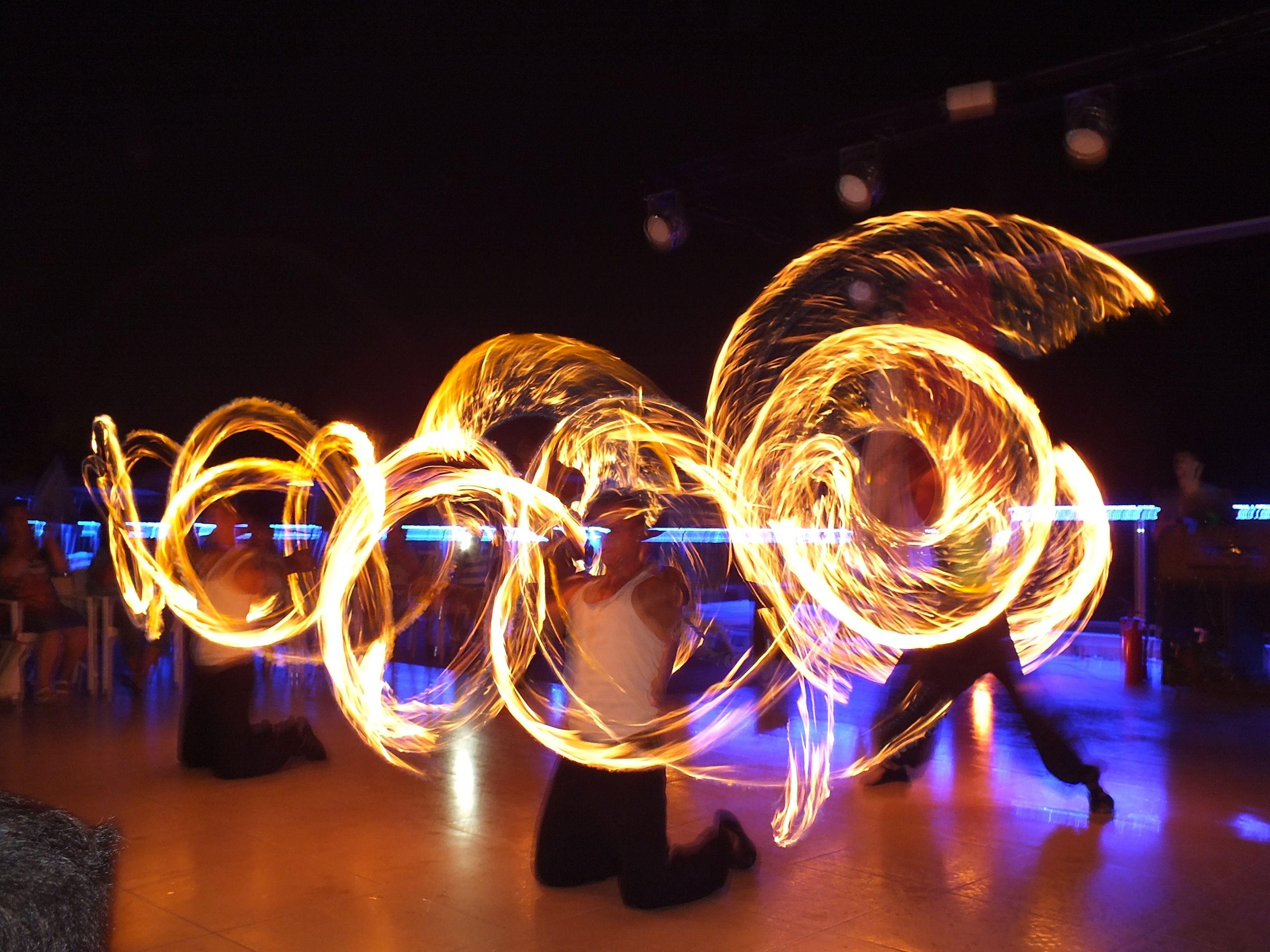 Много пои. Танец с бенгальскими огнями. Огонь фото. Ночное шоу. Пои (Гавайи).