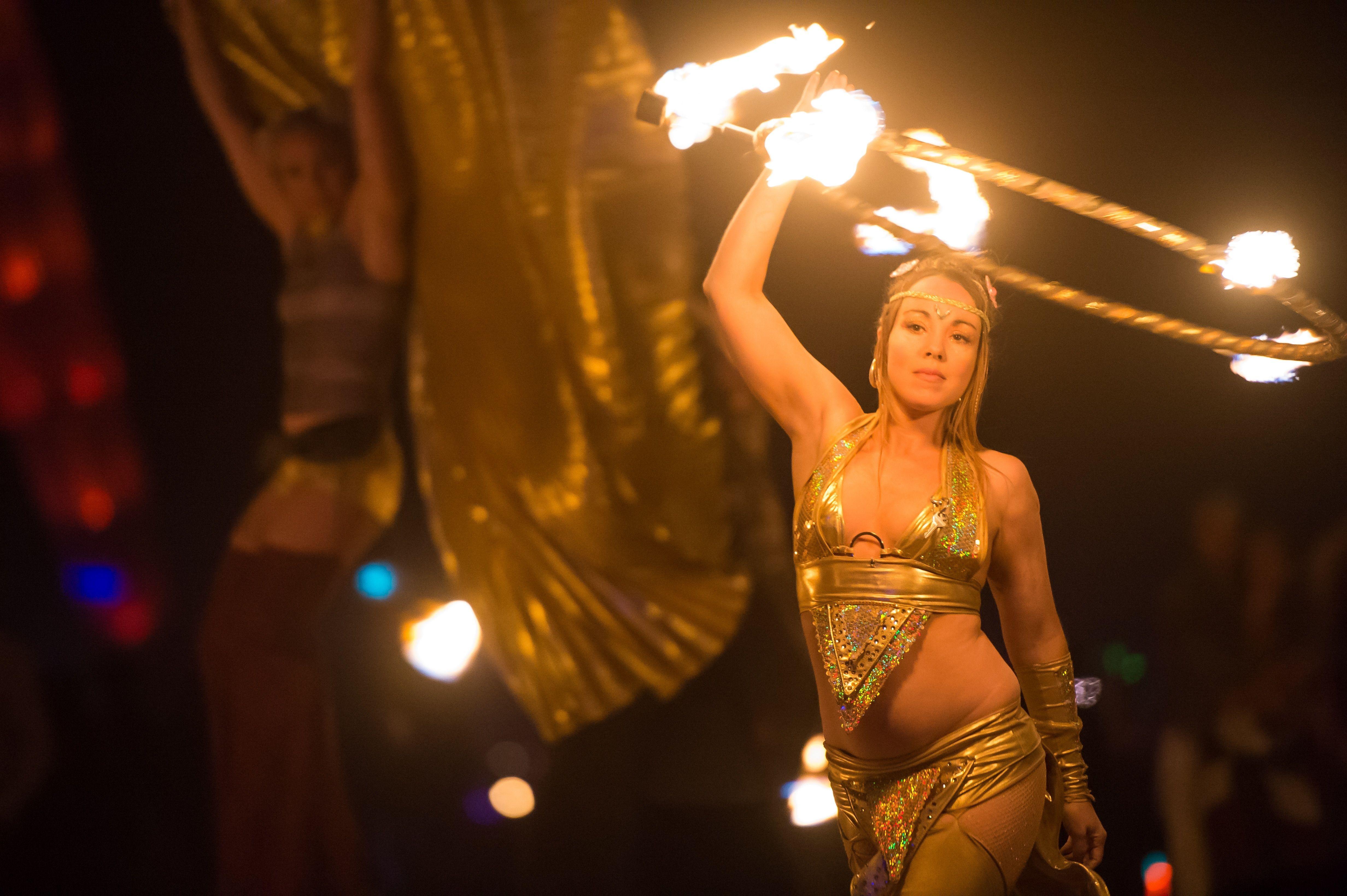 4928x3280 woman dancing with fire free image