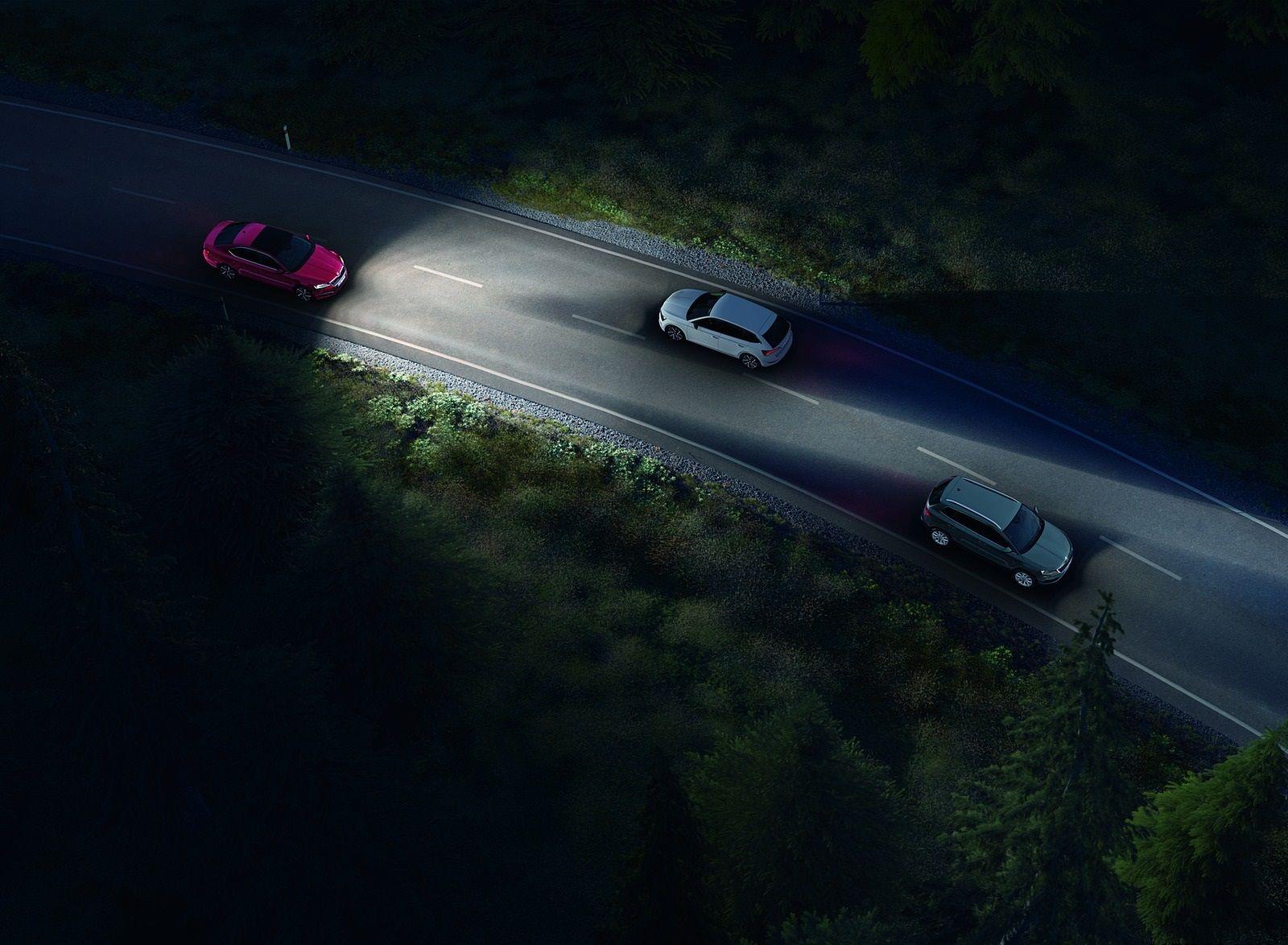 1600x1174 Skoda Superb Smart Light Assist Wallpaper (61)