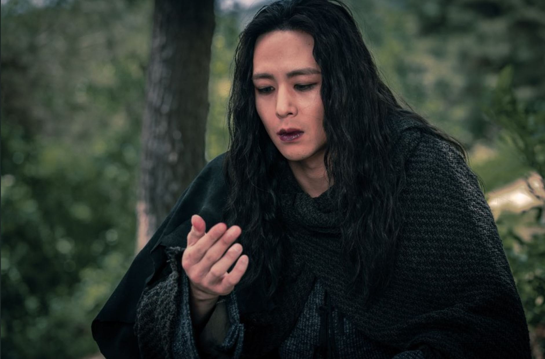 1882x1242 2PM's Nichkhun Transforms Into A Mysterious Neanderthal For “Arthdal Chronicles”