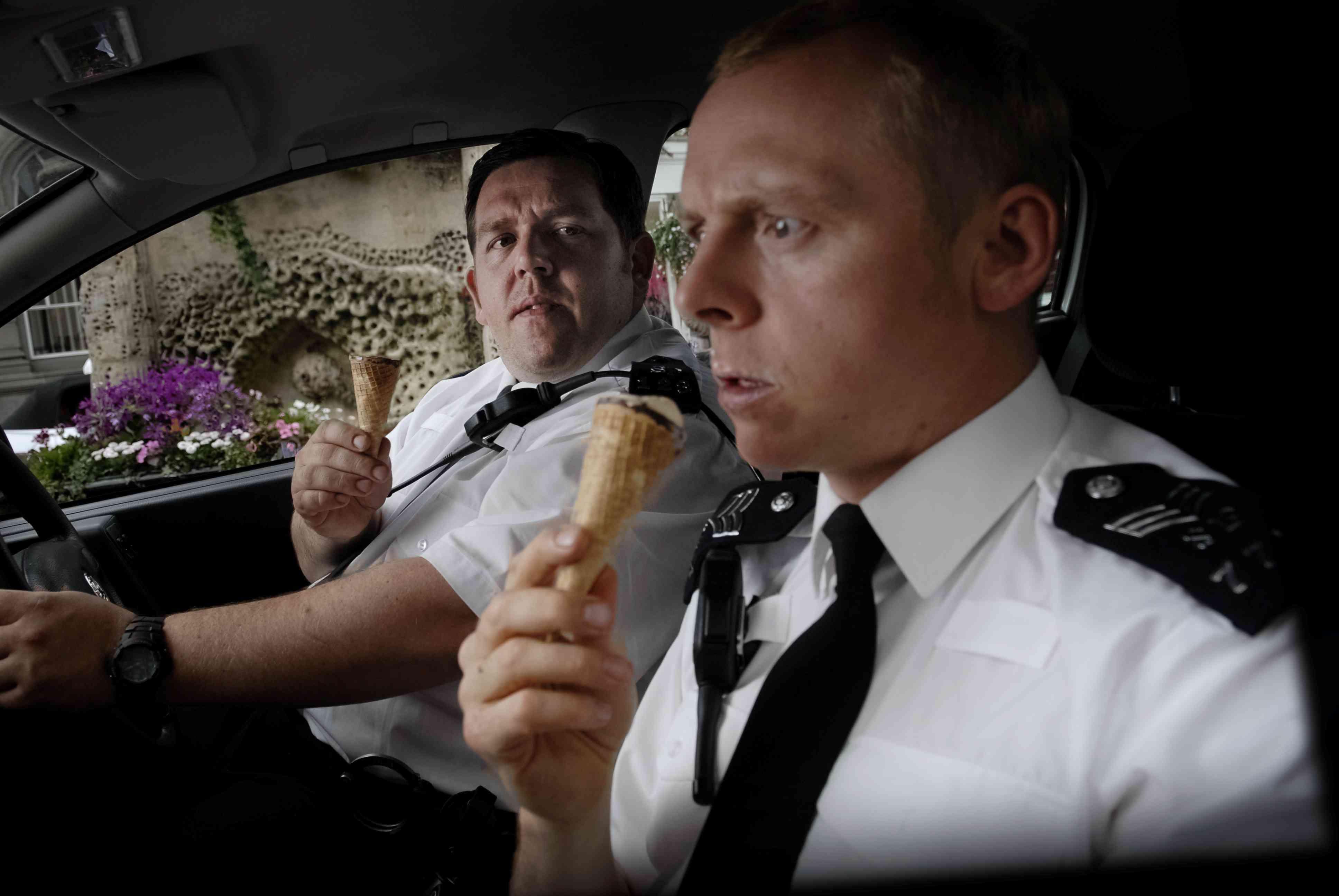 3872x2592 movies ice cream Hot Fuzz Simon Pegg Nick Frost / Wallbase.cc. Simon pegg, Good movies, Celebrities reading