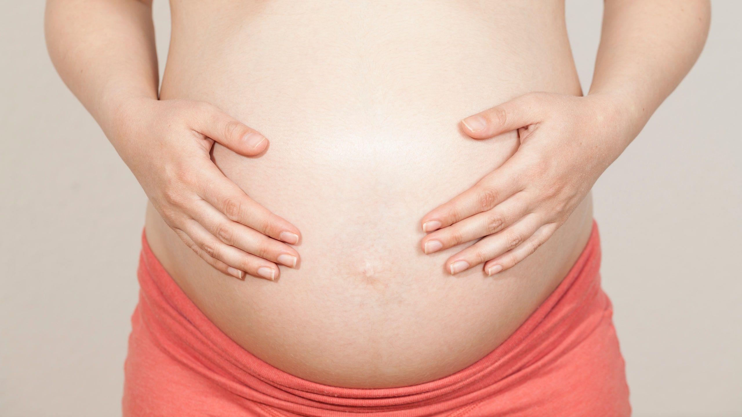 2560x1440 Pregnant Woman Says Restaurant Refused to Serve Her for Wearing Crop Top