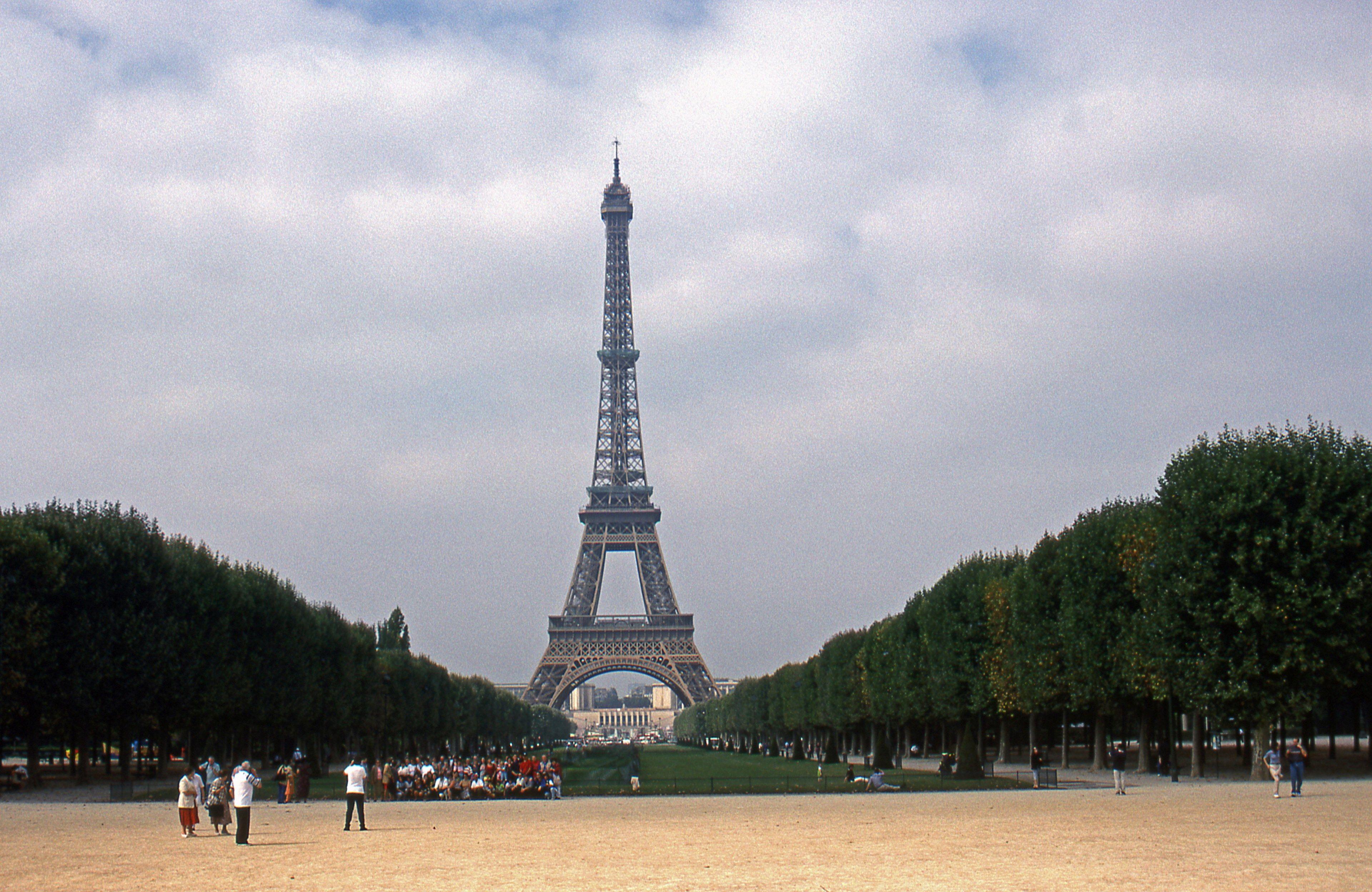 Paris 8. Пражская Эйфелева башня. Башня Эйфеля в Лиссабоне. Эйфелева башня величие. Эйфелева башня фото 1890.