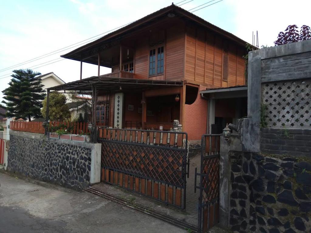1024x768 Vacation Home Wooden House Lembang, Indonesia