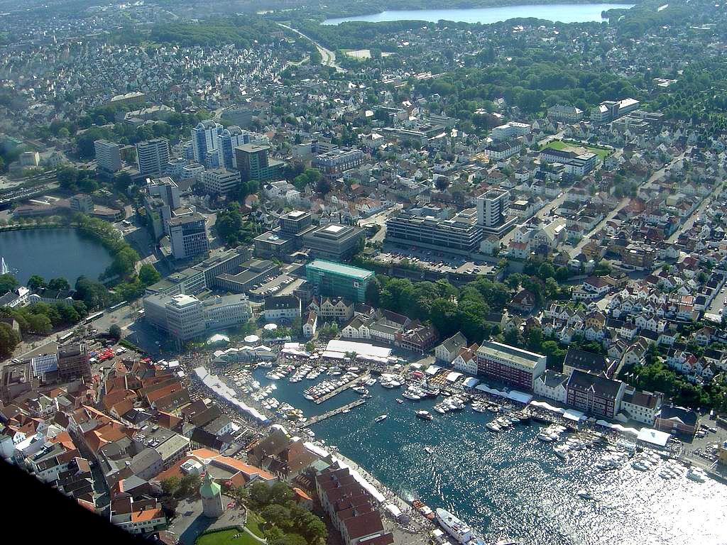 1024x768 World Travel Places: Beautiful City Norway 2013