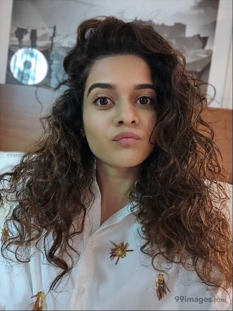 771x1027 Mithila Palkars latest hot HD photo (1080p) at Elle Beauty Awards (771x1027) (2020)
