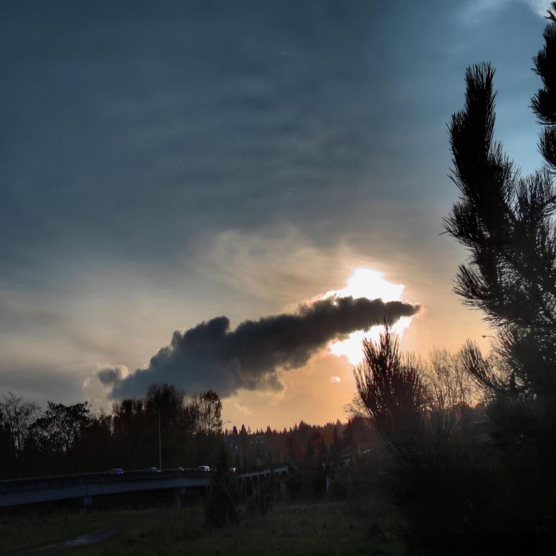 1140x1140 Alien spaceship & fleeing villagers