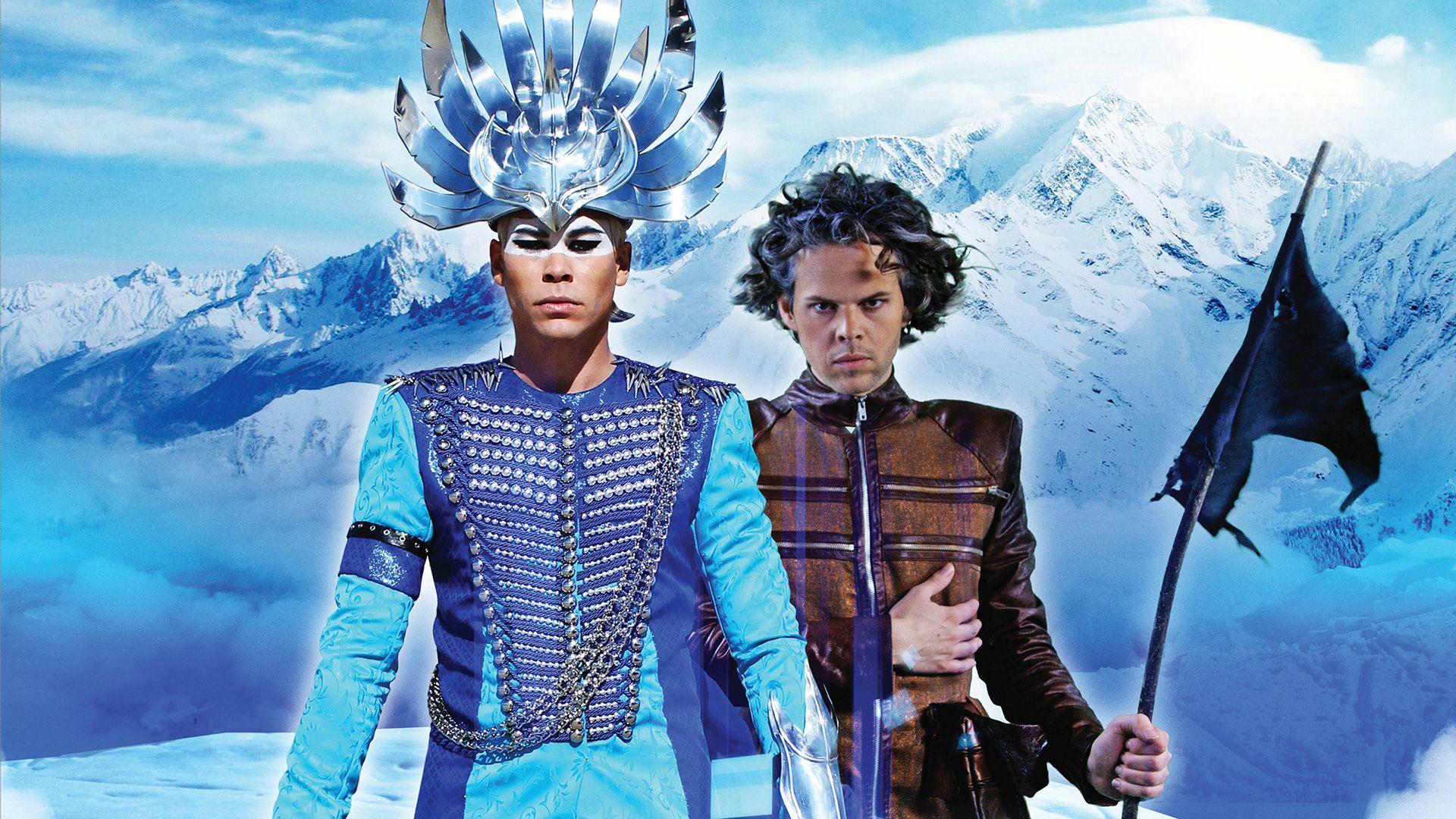 Empire of the sun alive. Группа Empire of the Sun. Empire of the Sun без грима. Empire of the Sun группа 2021. Empire of the Sun майка.