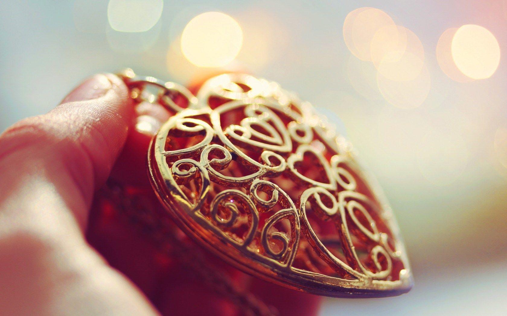 1680x1050 Girl Hand Heart Photo