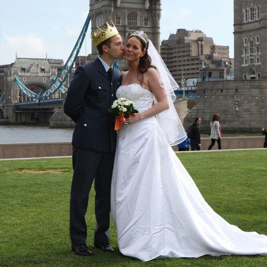 1024x1024 William and Kate wedding iPad Wallpaper and iPad 2 Wallpaper
