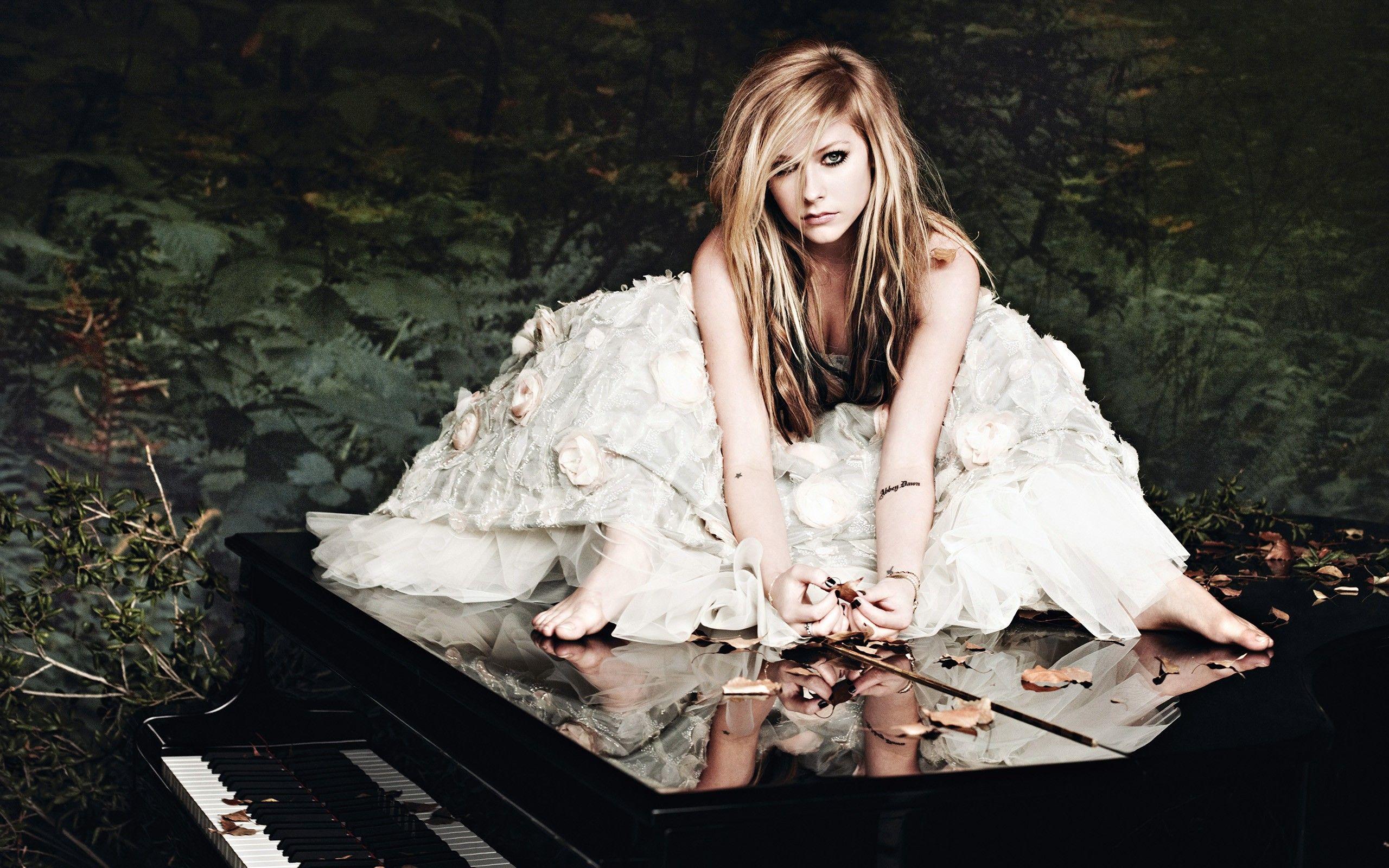 2560x1600 Avril Lavigne Lullaby wallpaperx1600