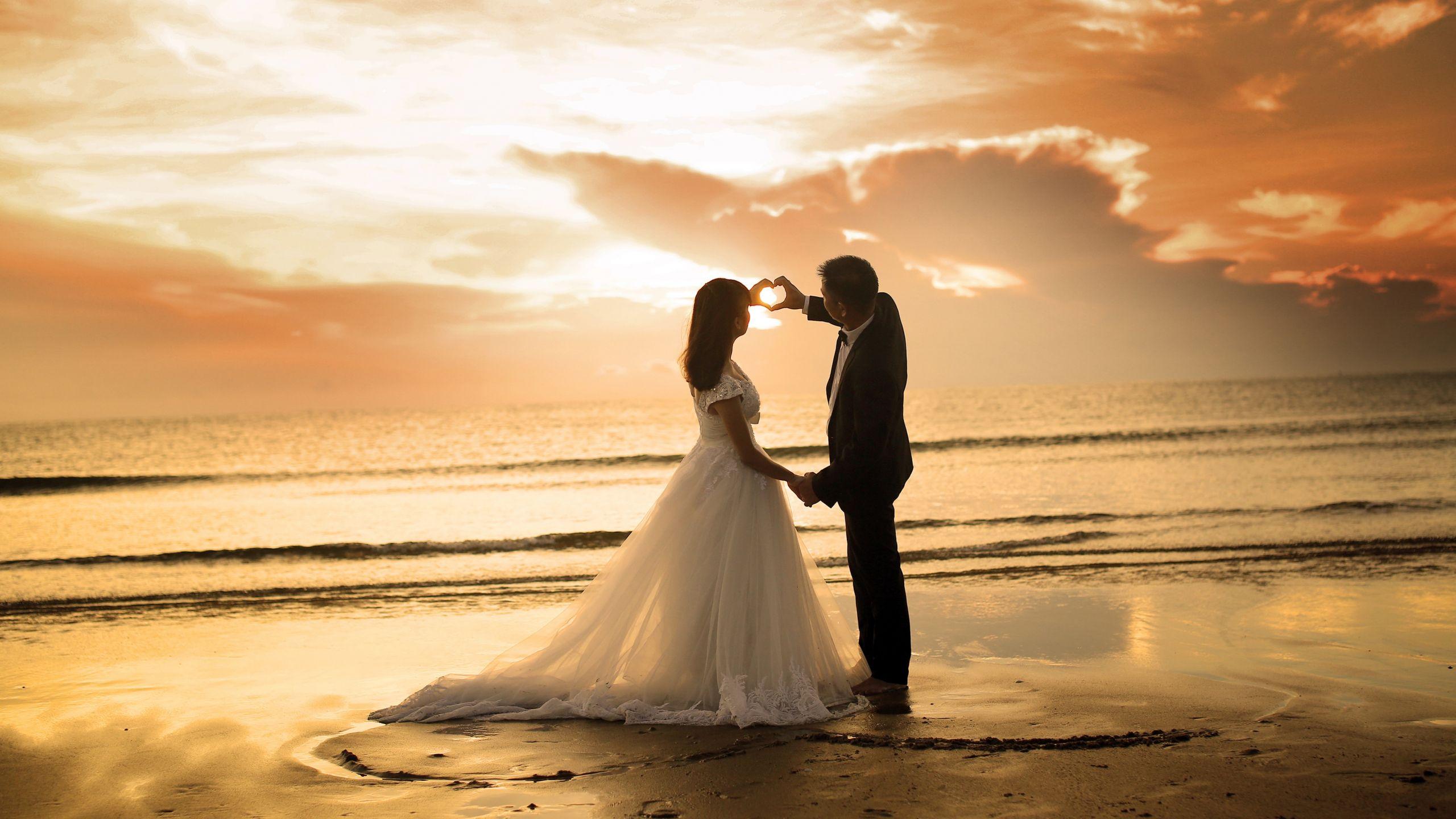2560x1440 Desktop Wallpaper Couple At Beach, Sunset, Love, HD Image, Picture, Background, M8fo3f