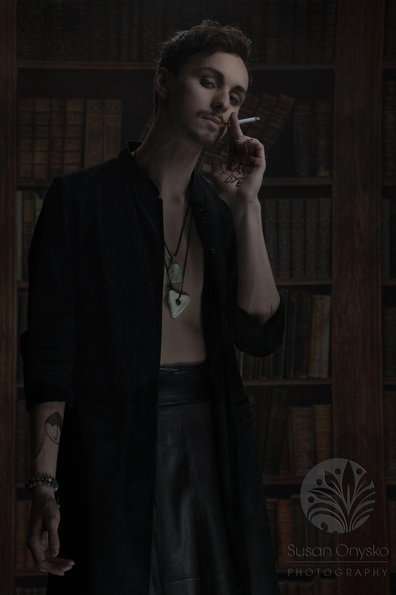 1280x1920 Klaus Hargreeves Cosplay Onysko Photography. Klaus, Robert sheehan, Fan art