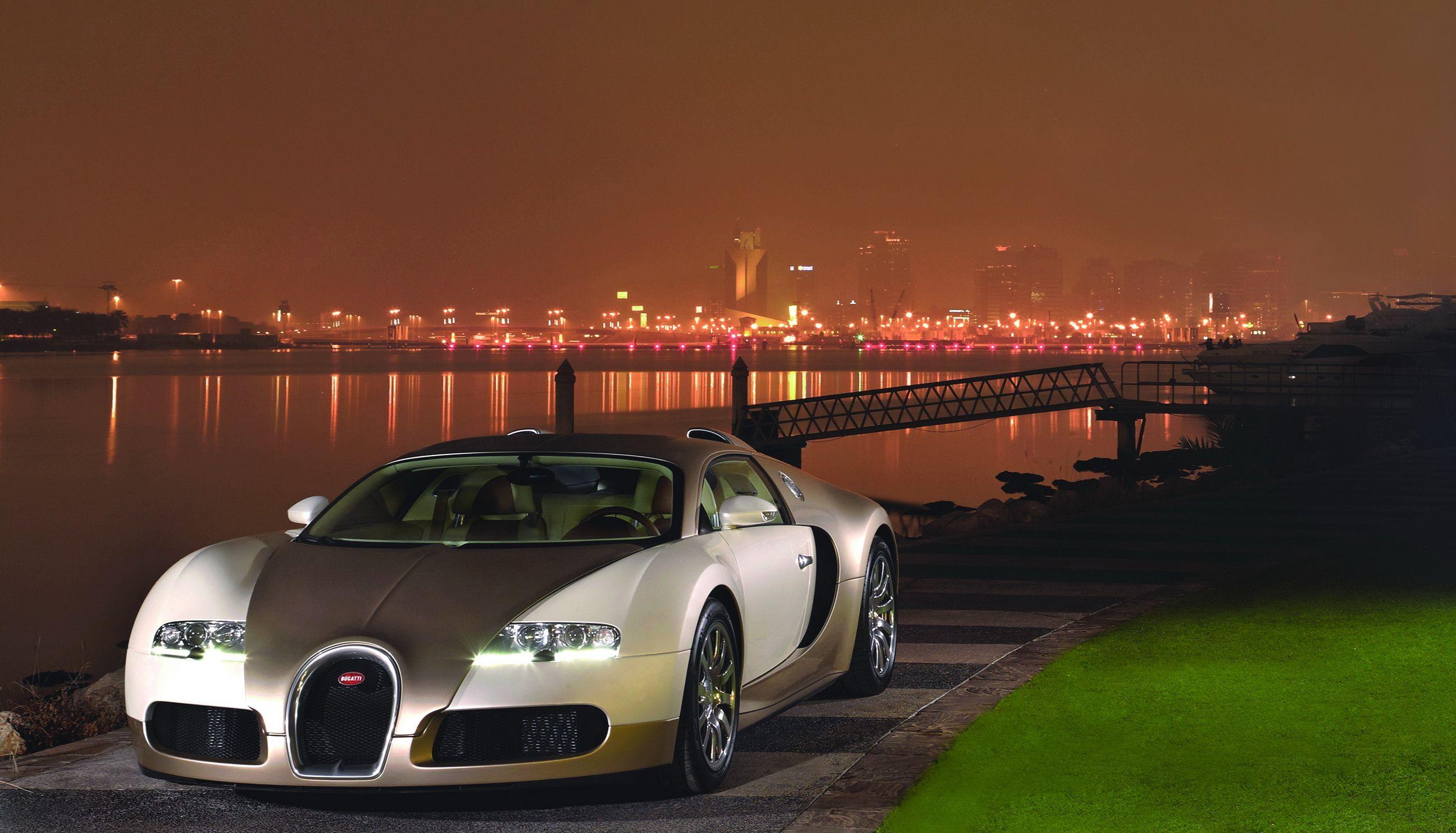 2592x1483 White Bugatti Veyron HD Sport Car Picture Wall Wallpaper