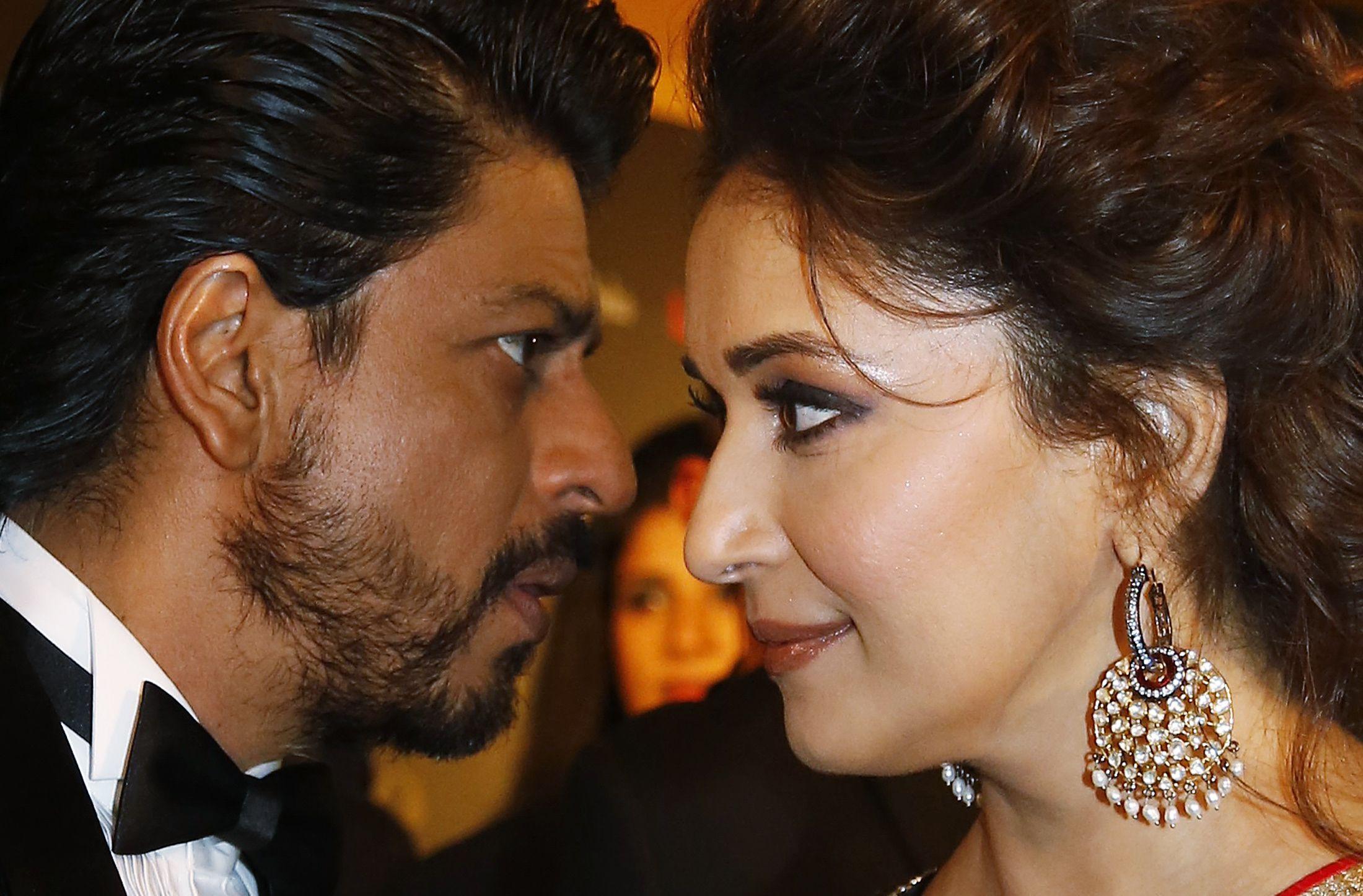 2200x1446 Madhuri Dixit Wallpaper Image Photo Picture Background