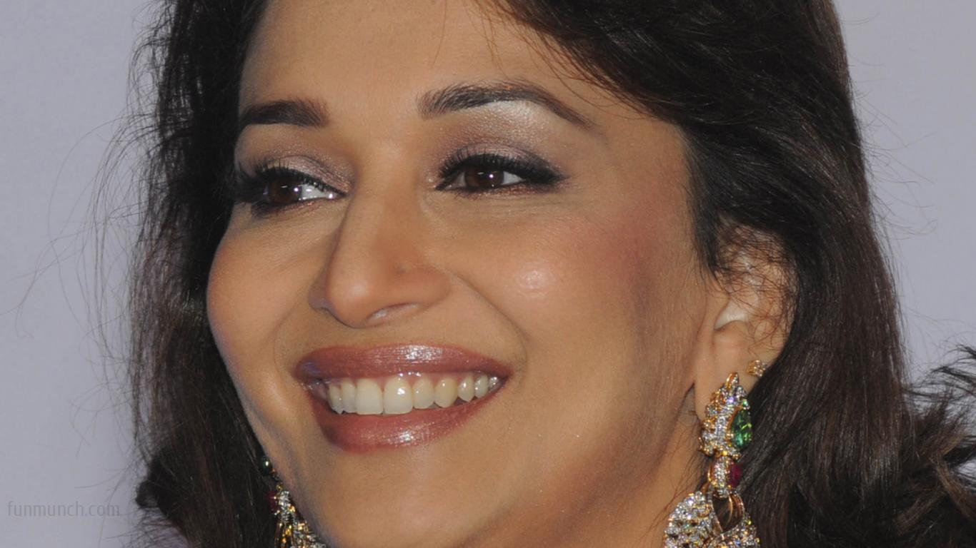 1366x768 Madhuri Dixit HD Wallpaper 805 - Madhuri Dixit HD Wallpaper