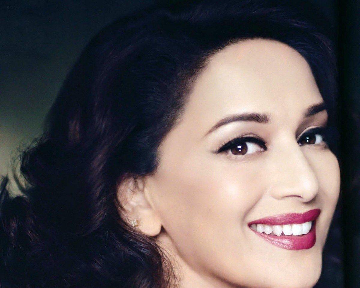 Madhuri Dixit Hd Wallpapers Top Free Madhuri Dixit Hd Backgrounds Wallpaperaccess