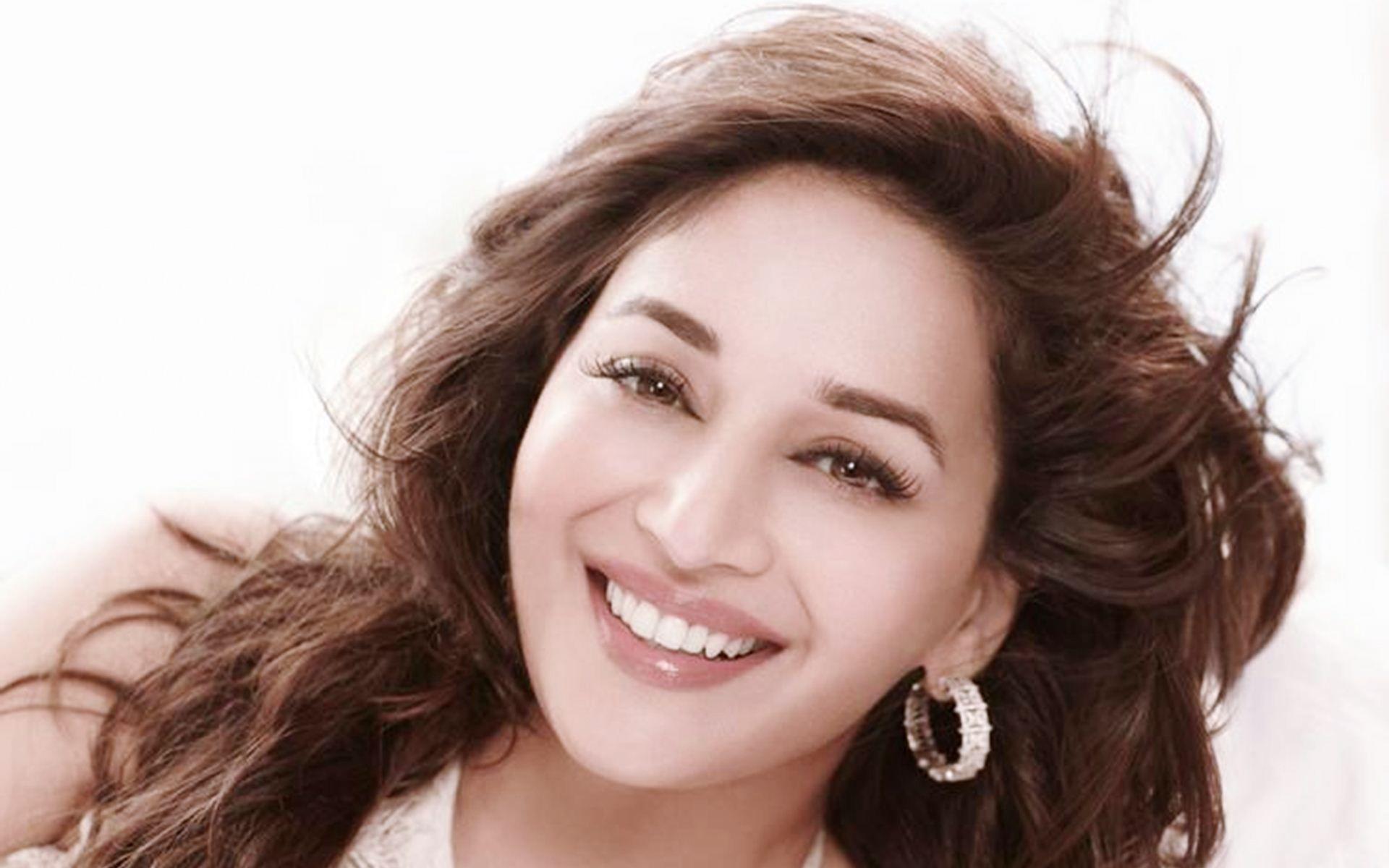 Madhuri Dixit Hd Wallpapers Top Free Madhuri Dixit Hd Backgrounds Wallpaperaccess