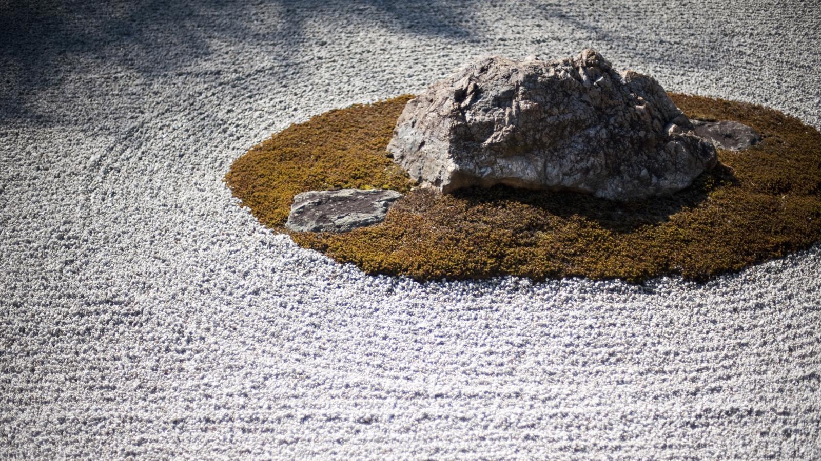 1600x900 An appropriately momentary Zen monument pops up in Grand Central Station