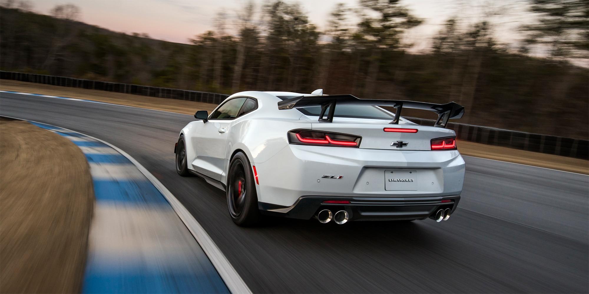 2000x1000 Camaro ZL1 1LE Rear profile view 4k HD wallapper