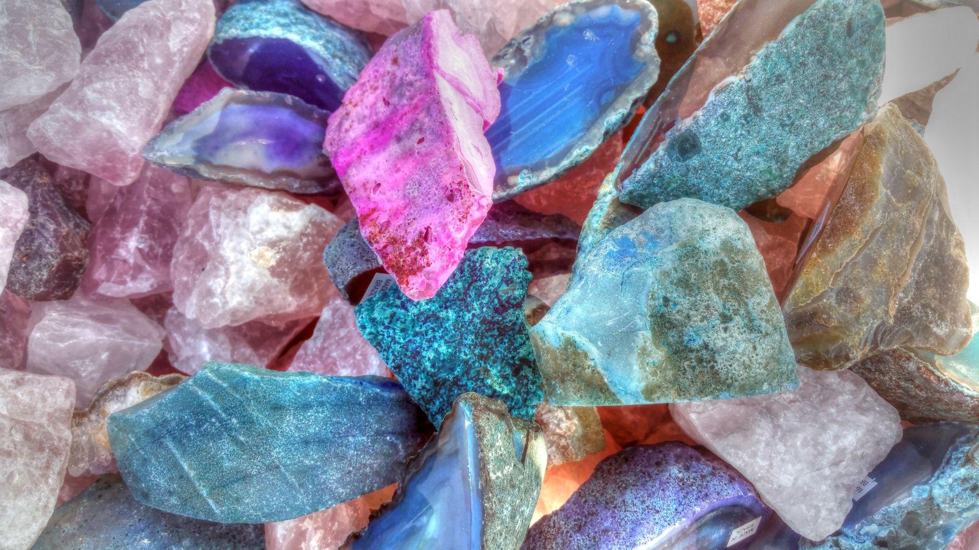 Фон самоцветы. Камни-Самоцветы нерудные ископаемые. Самоцветы минералы натуральные камни. Байкальские Самоцветы. Разноцветные камни.