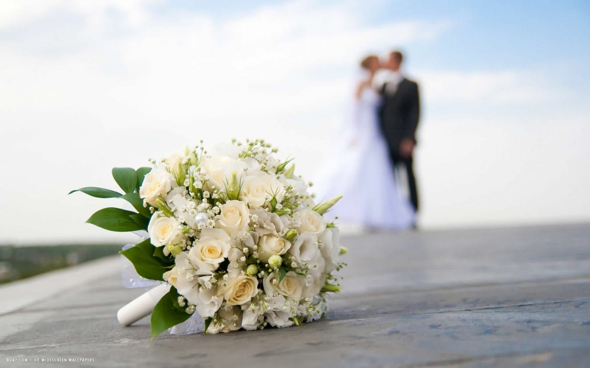 1920x1200 wedding white roses bouquet groom bride kiss HD widescreen wallpaper / romantic background