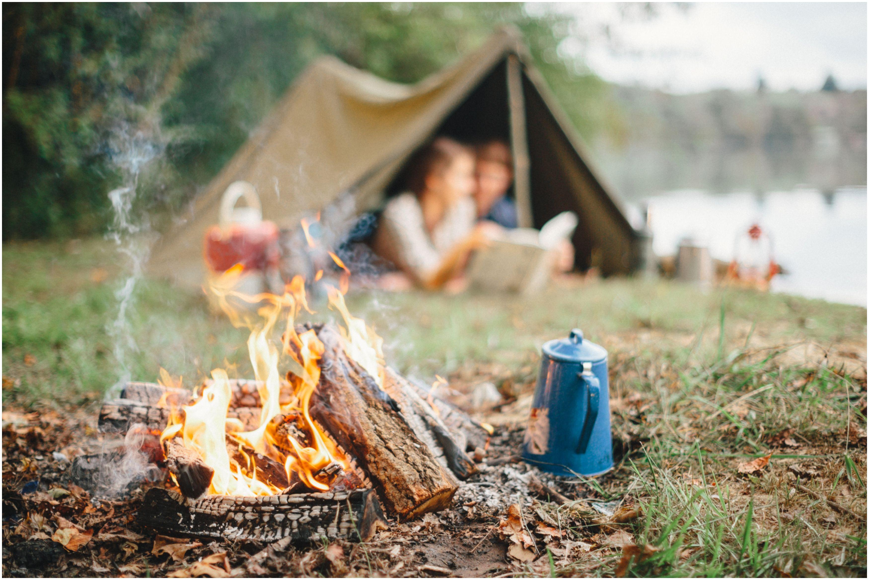 Camping listening. Палатка на природе. Туристы у костра. Пикник на природе с палатками. Поход с палатками.