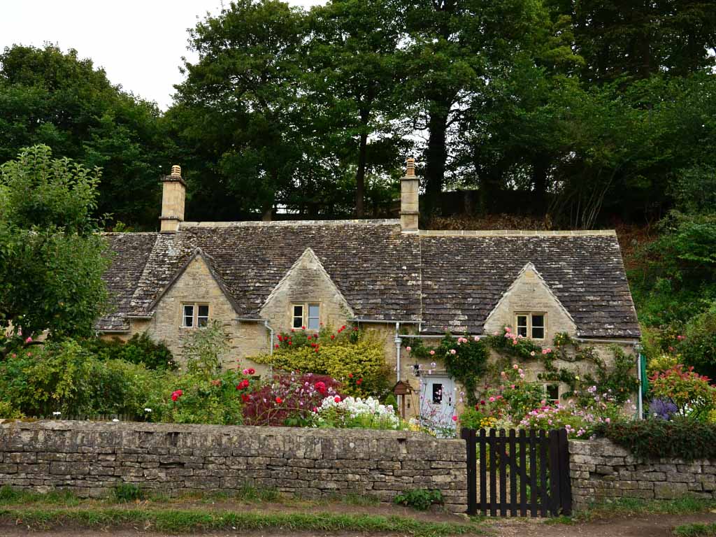 1024x768 English Cottage Style Wallpaper