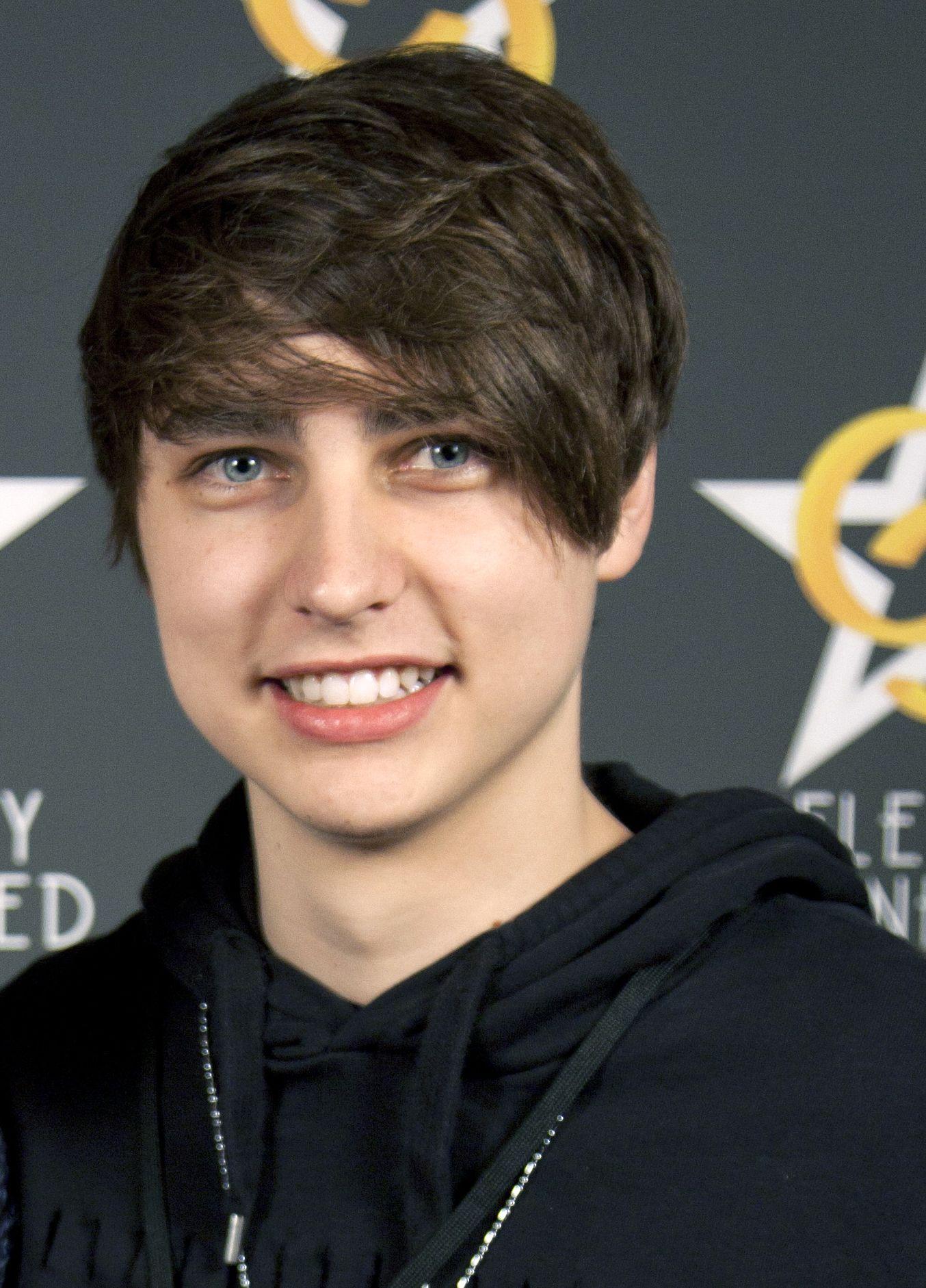 1354x1882 COLBY BROCK PICTURES OF EYE COLOR Brock Height, Weight, Age, Body Statistics