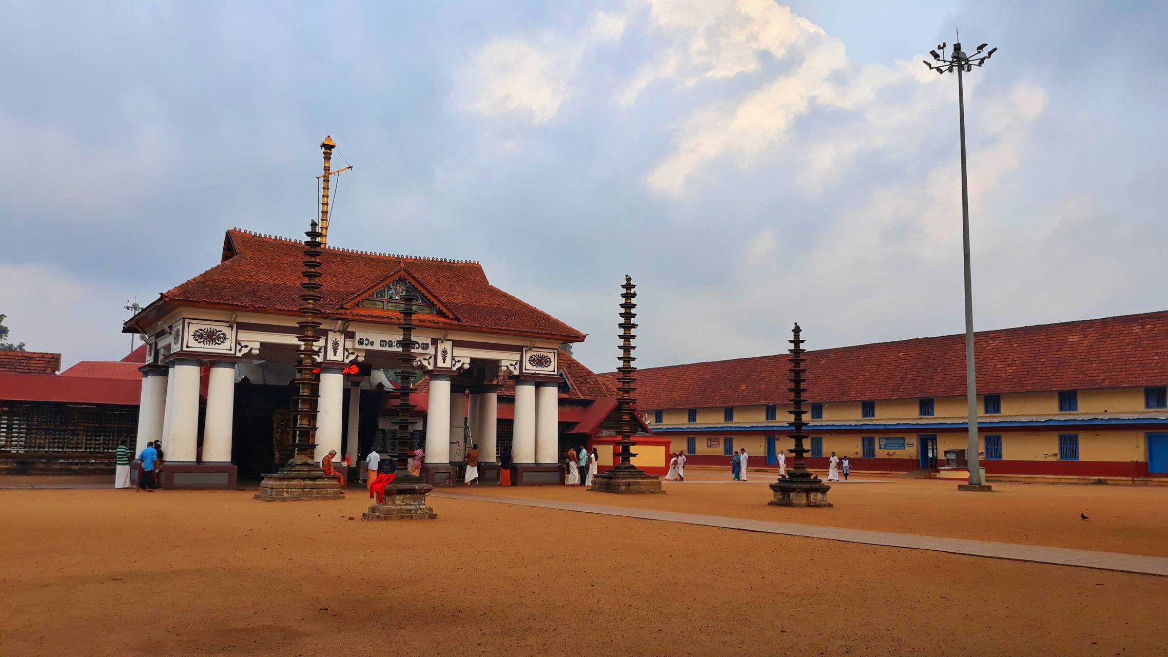 2276x1280 Vaikom Temple wallpaper