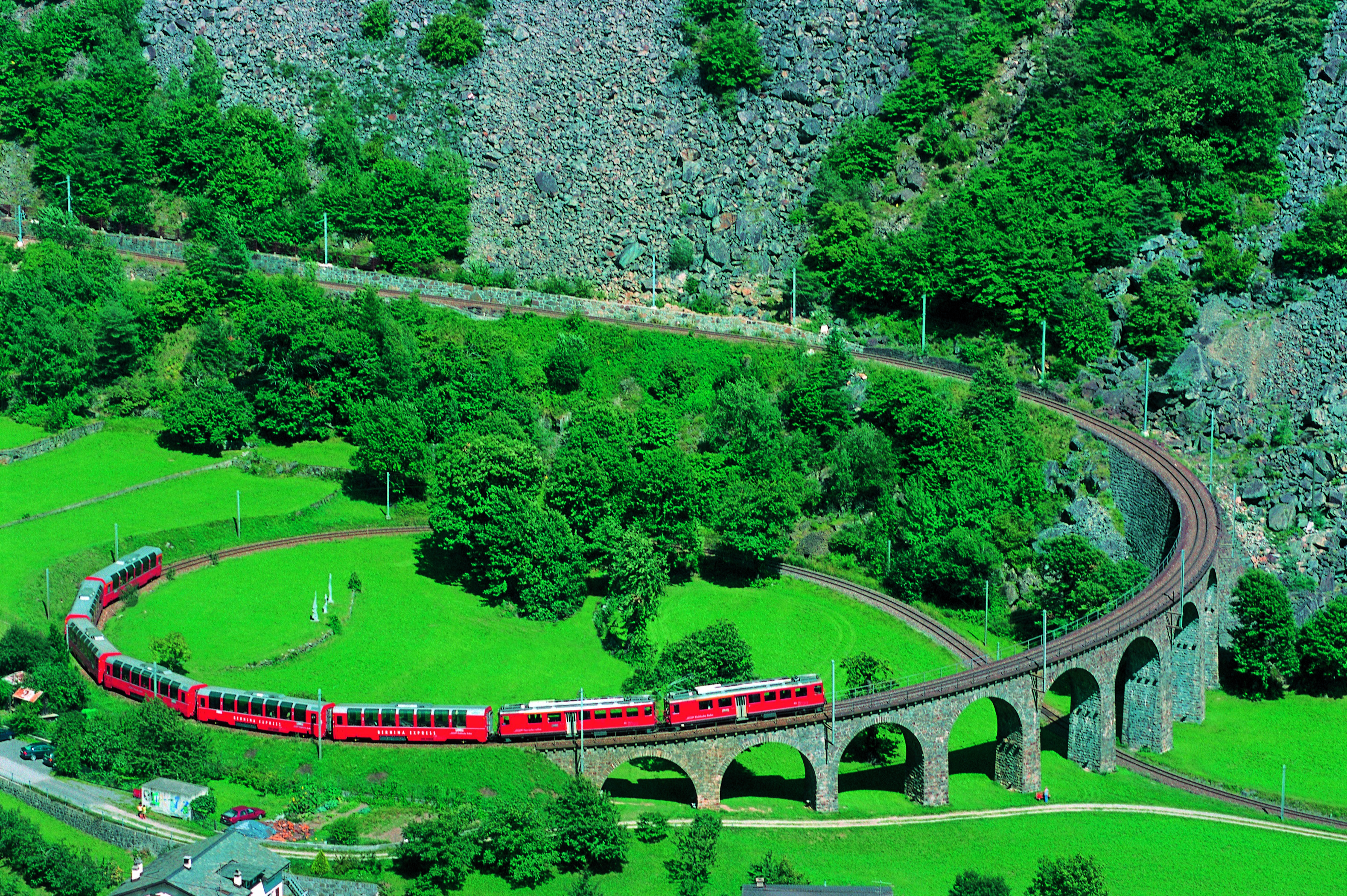 3156x2100 Bernina Express Tourist Attraction in Switzerland Wallpaper