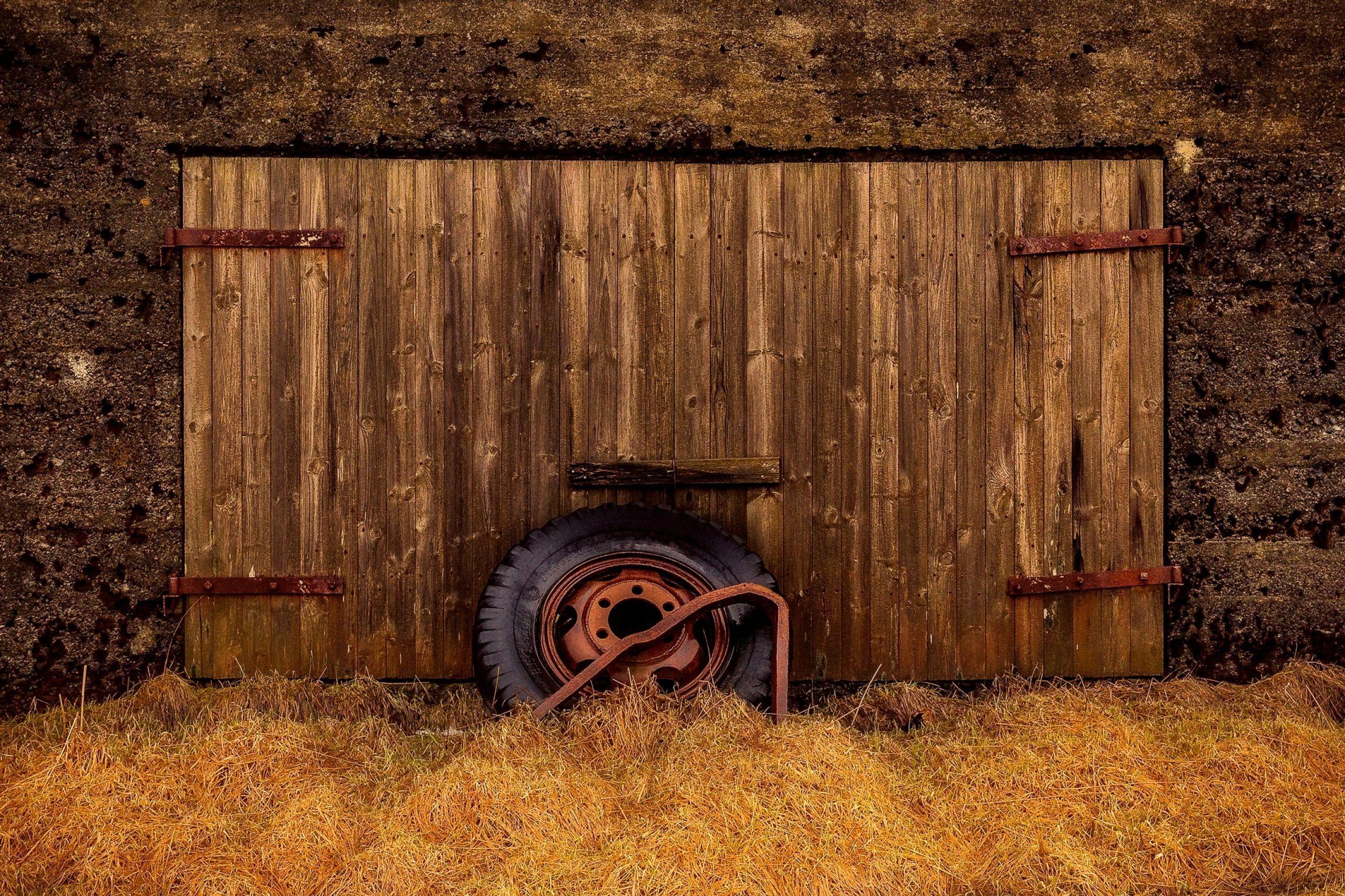 2560x1707 Wooden Barn Door · Wallpaper