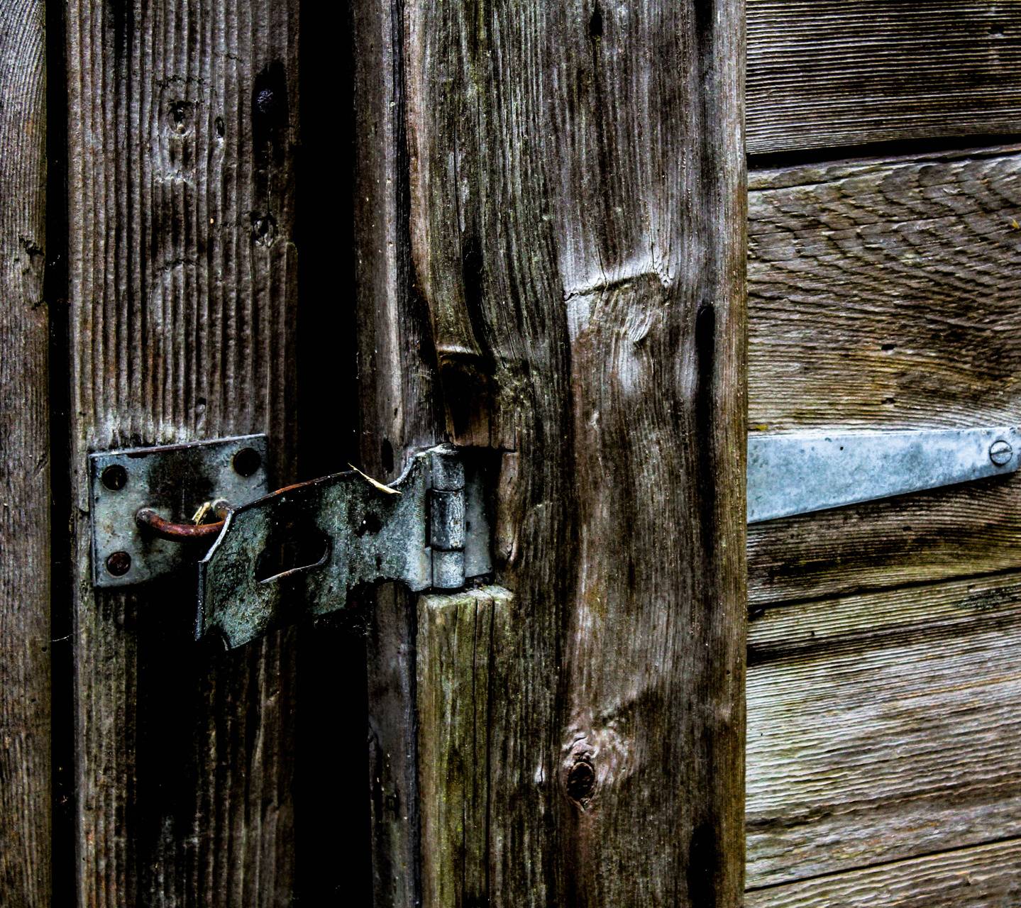 1439x1280 Old Barn Door wallpaper