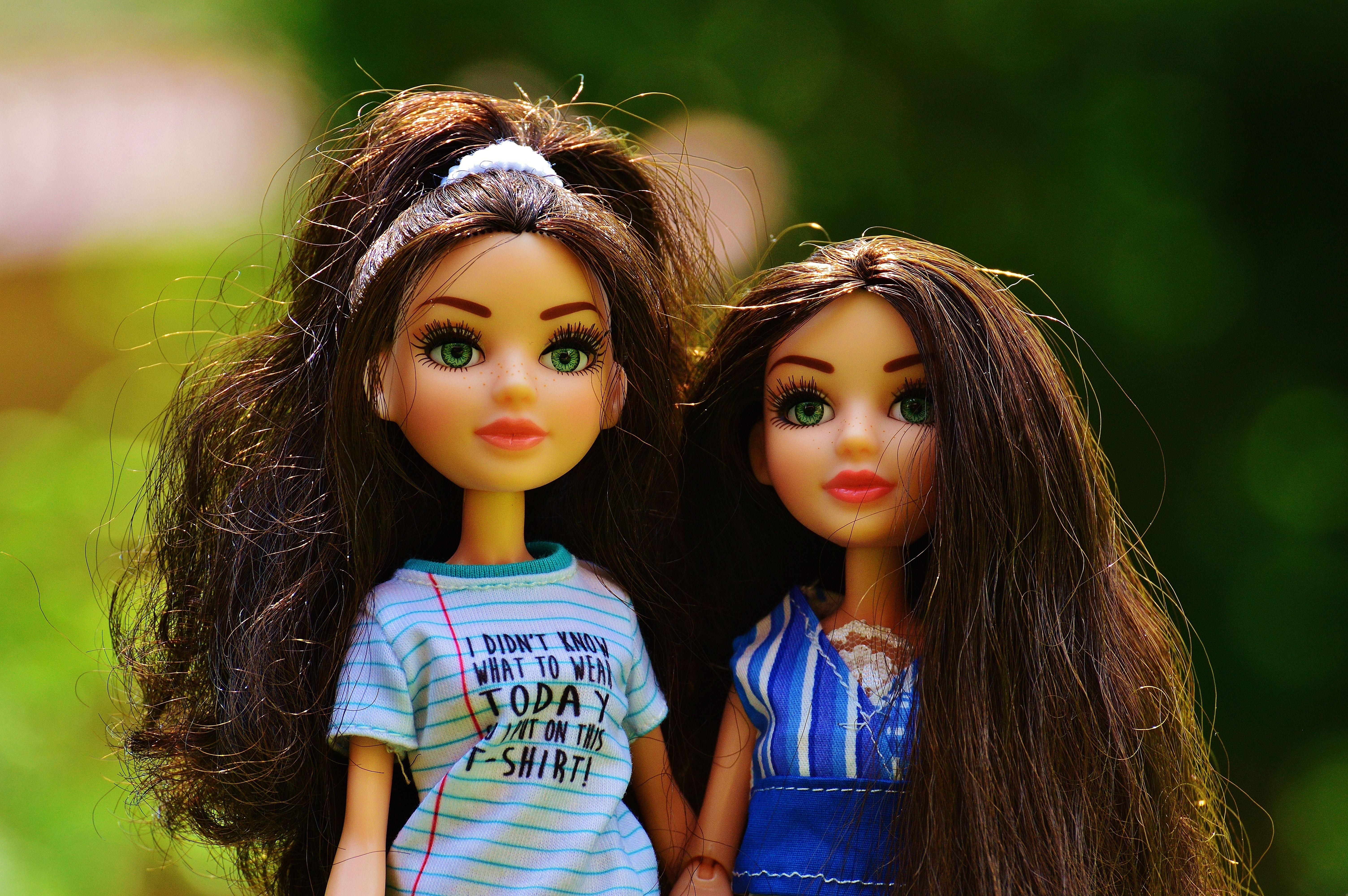 6016x4000 wallpaper. two bratz dolls
