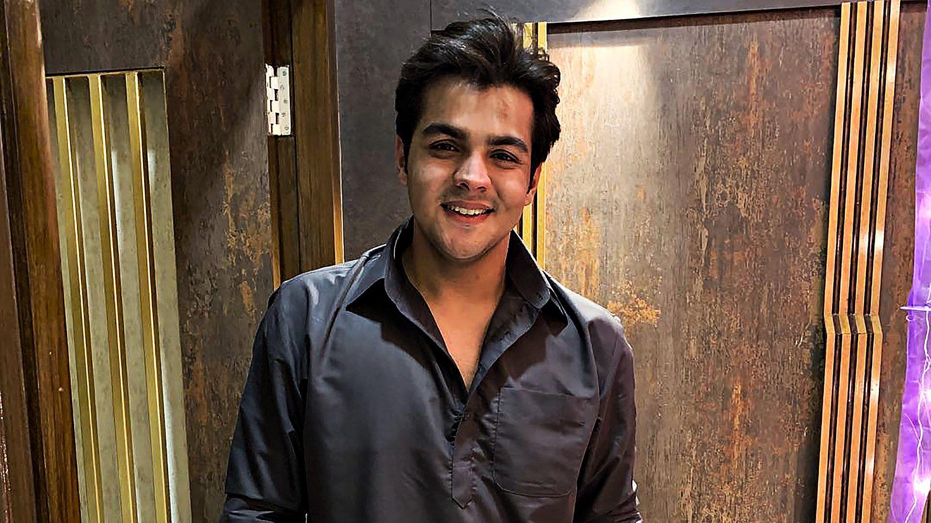 Ashish Chanchlani Wallpapers - Top Free Ashish Chanchlani Backgrounds