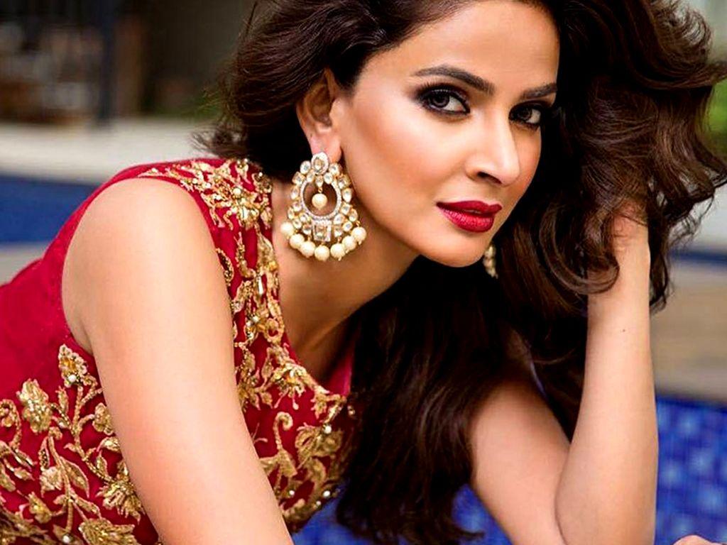 1024x768 Mahira Khan and Mawra Hocane sends glittering tributes to Saba Qamar's 'English Medium' & Style